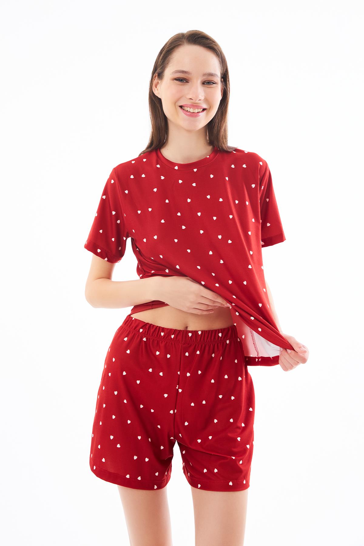 Premium Şortlu Kadın Pijama Takımı Kırmızı Kalp Desenli Yumuşak Dokulu Bisiklet Yaka Kısa Kollu