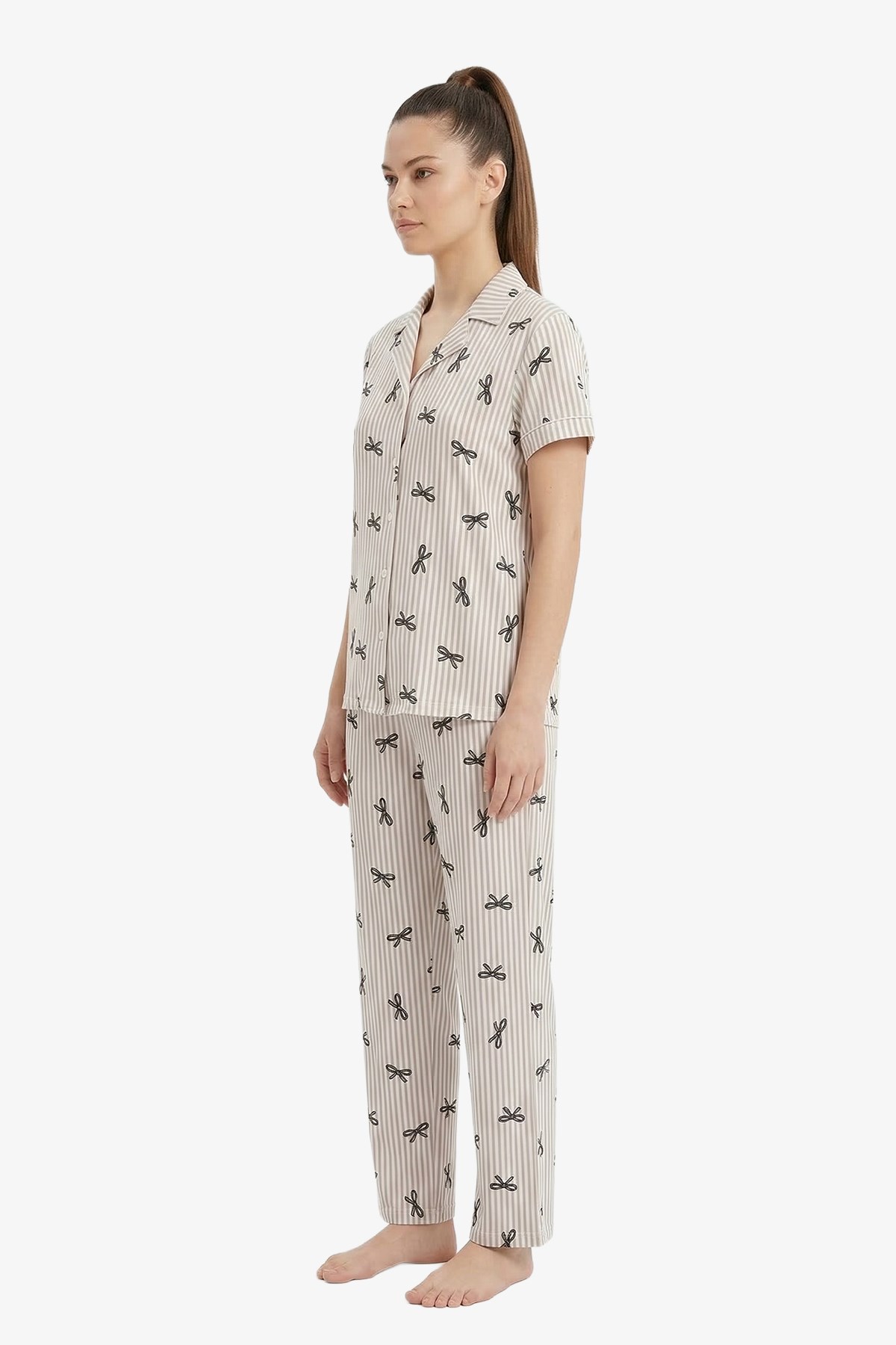 Gri Çizgi Desenli Yumuşak Dokulu Gömlek Yaka Kadın Pijama Takımı