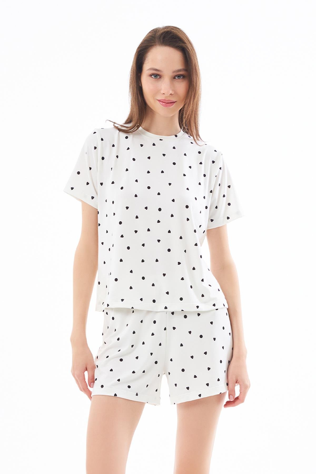 Premium  Şortlu Kadın Pijama Takımı Krem Kalp Desenli Yumuşak Dokulu Bisiklet Yaka Kısa Kollu