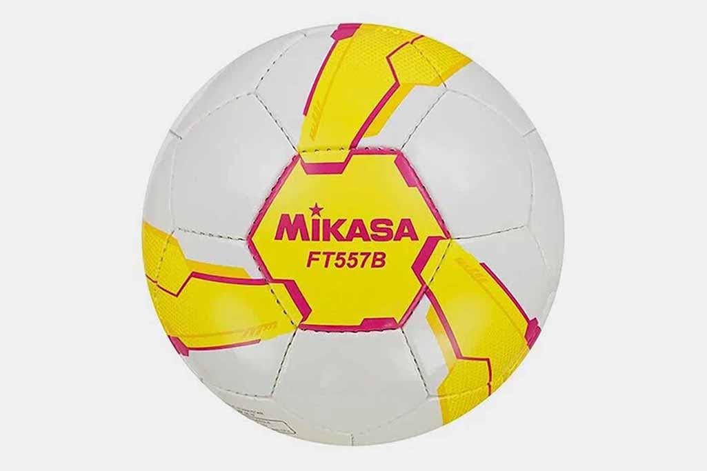 Mikasa FT-557B-YP El Dikişli Futbol Topu No:5 ile her vuruşta profesyonel bir deneyim yaşayın. El dikişi ile üretilen bu top, mükemmel kontrol ve isabet vadediyor