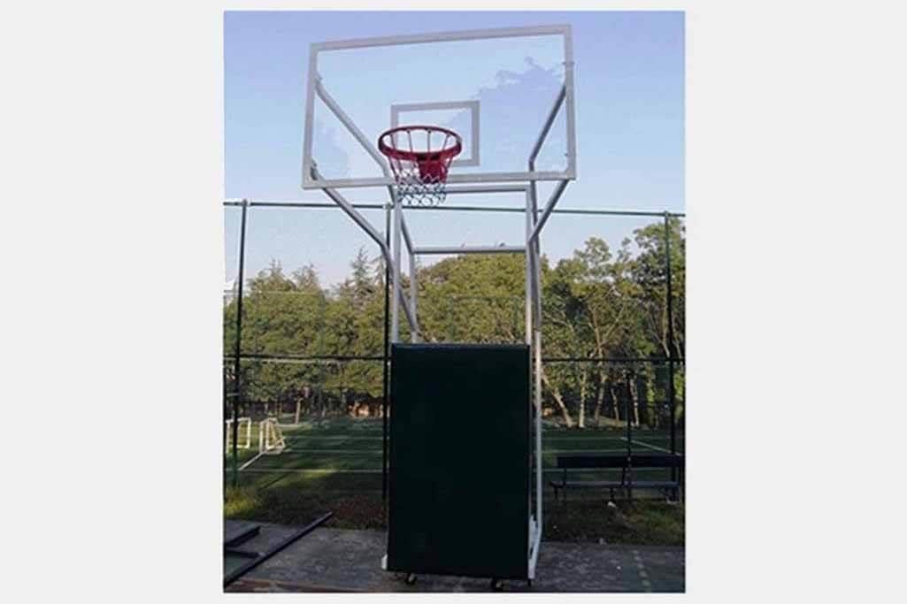 BSE 119 Basketbol Potası: 4 Direk Tekerlekli, Ağırlıklı, Seyyar 15 mm Cam (Ak.) Panya 105 x 180 cm. Ön Tarafı Çarpmalara Karşı Koruyuculu 20 Sabit Çember ile Güvenilir Performans ve Ek Koruma Özellikleri