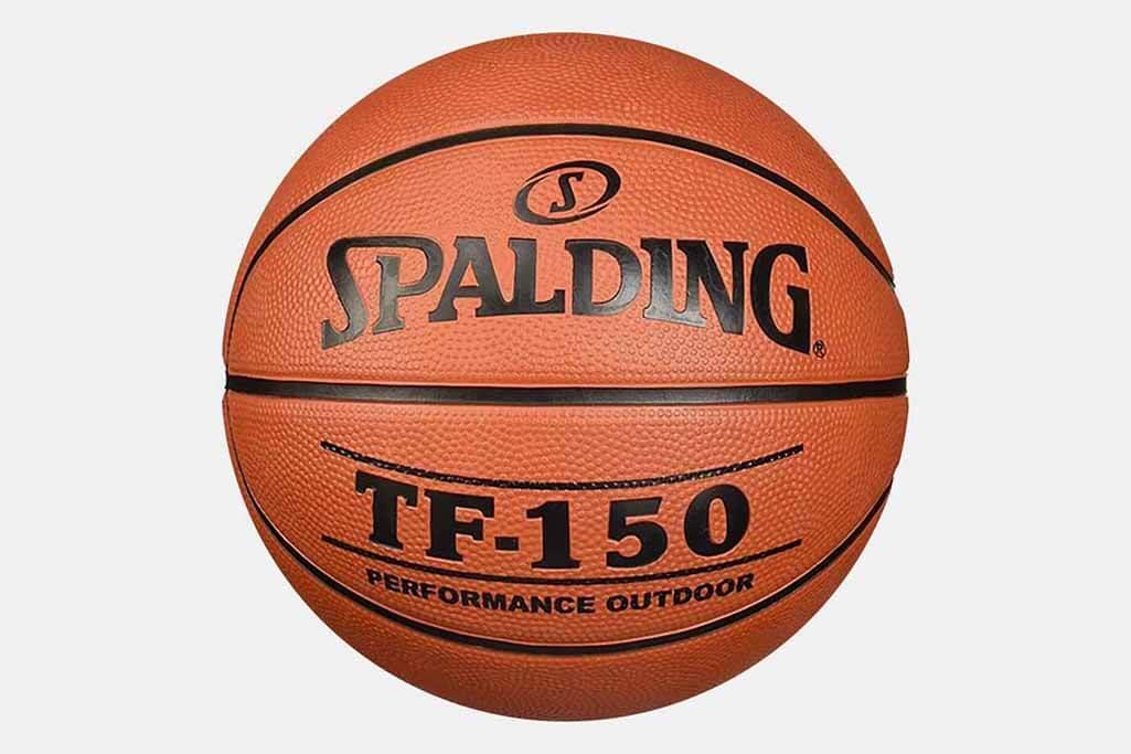 Spalding TF150 Basketbol Topu No:3 ile küçük basketbolseverler de basketbolun keyfini doyasıya yaşayabilir. Dayanıklı yapısı ve uygun boyutu ile bu top, çocukların basketbola ilk adımlarını atmaları için ideal bir seçimdir.