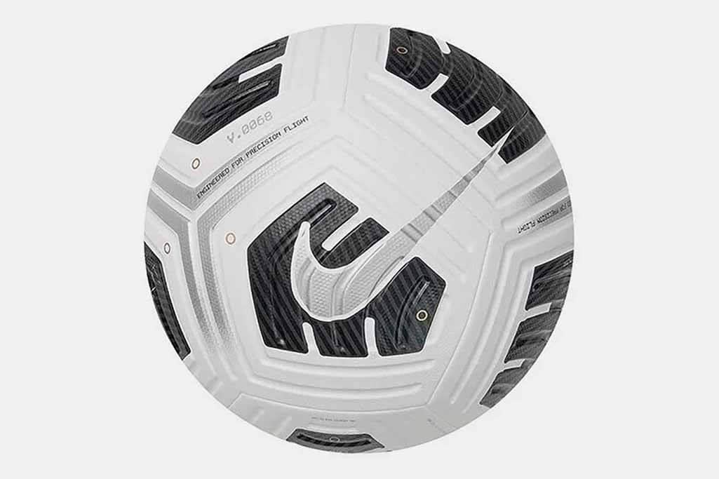 Nike Club Elite Team 5 No:5 futbol topu, mükemmel kontrol ve hakimiyet sağlayarak her vuruşta isabetli sonuçlar almanızı sağlar.