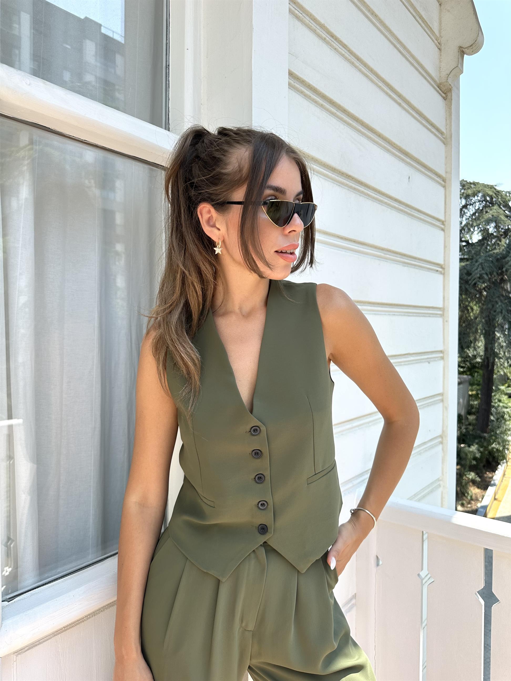 Yeşil Düğmeli Yelek