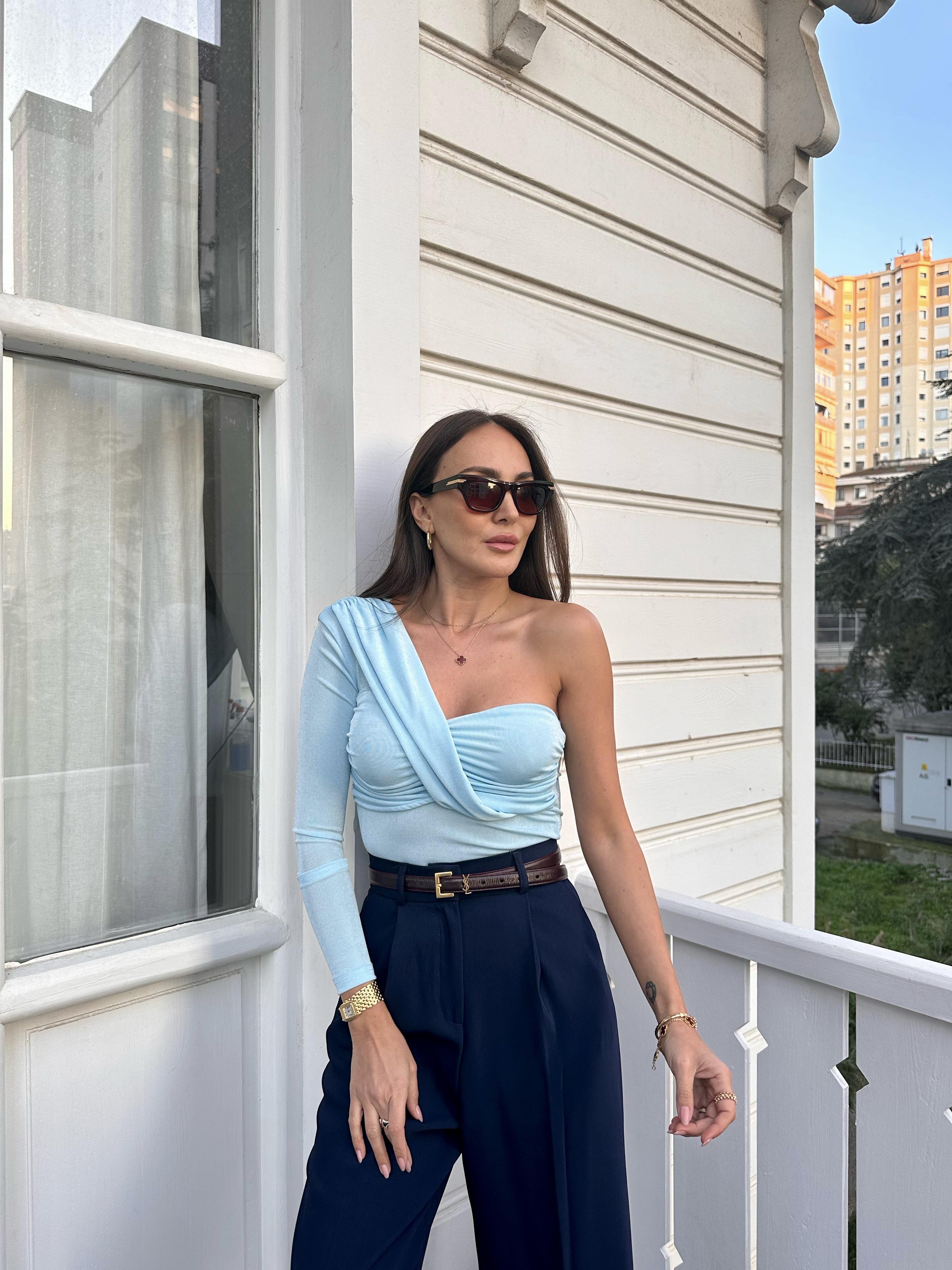 Açık Mavi Tek Kol Drapeli Bluz