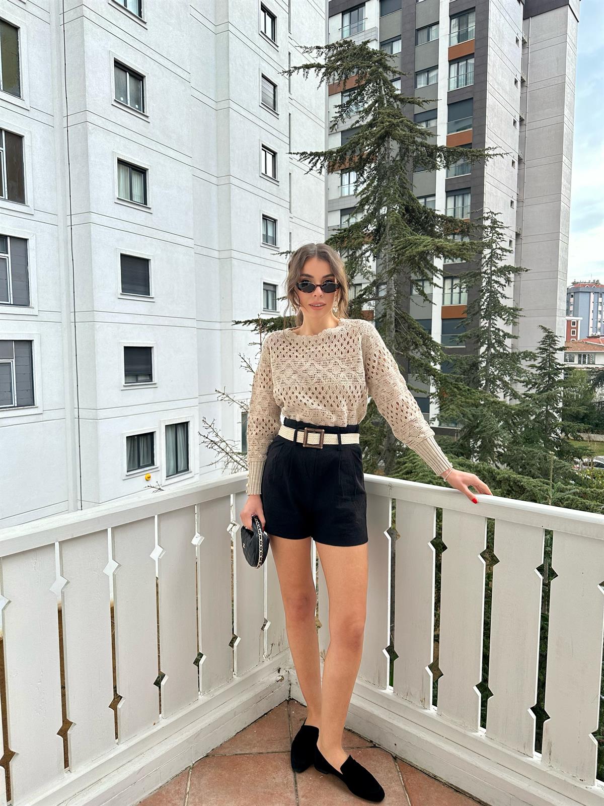 Bej Kolları Altın Renk Düğmeli Bluz