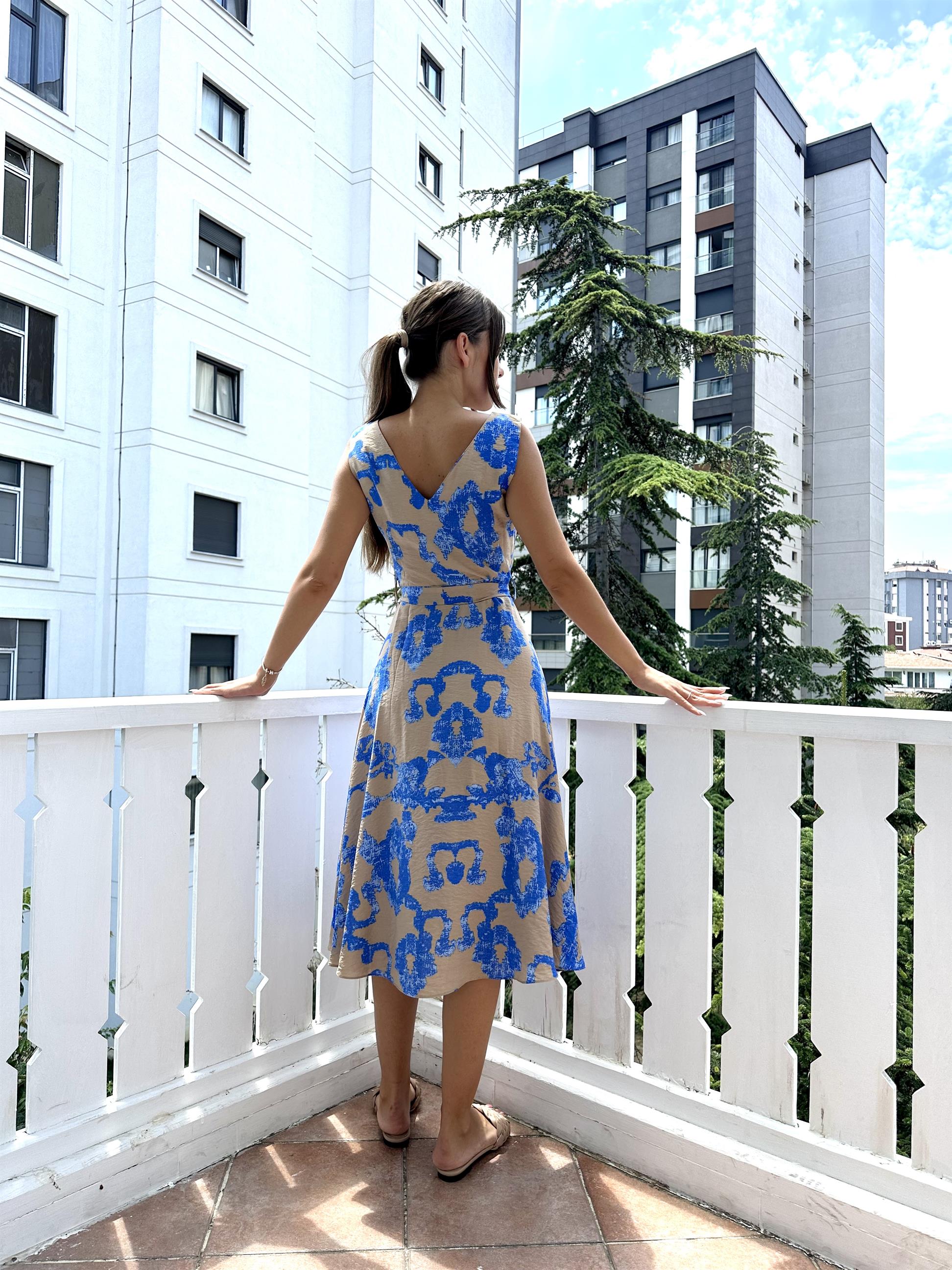 Bej Kolsuz Mavi Desenli Midi Elbise