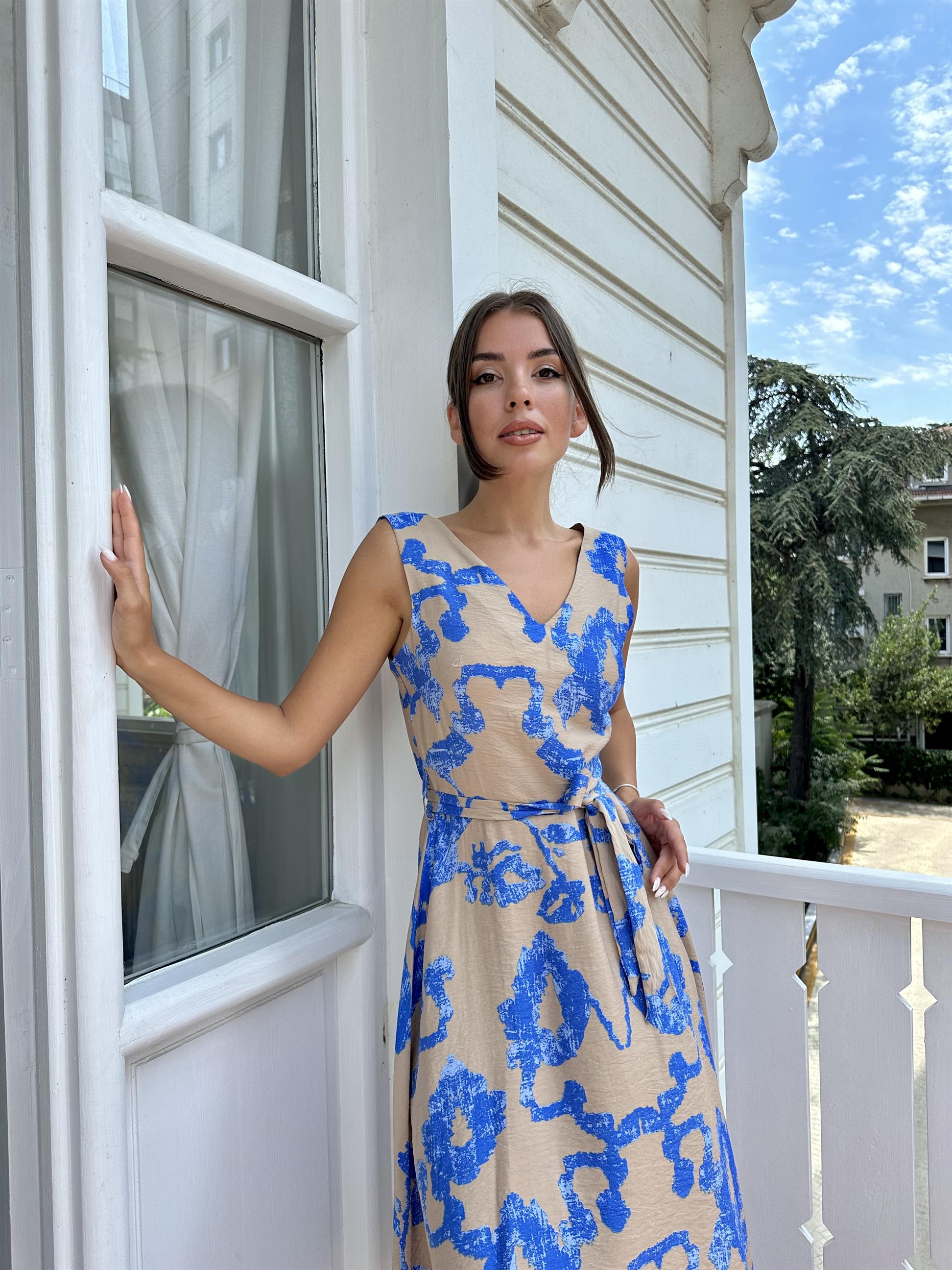 Bej Kolsuz Mavi Desenli Midi Elbise