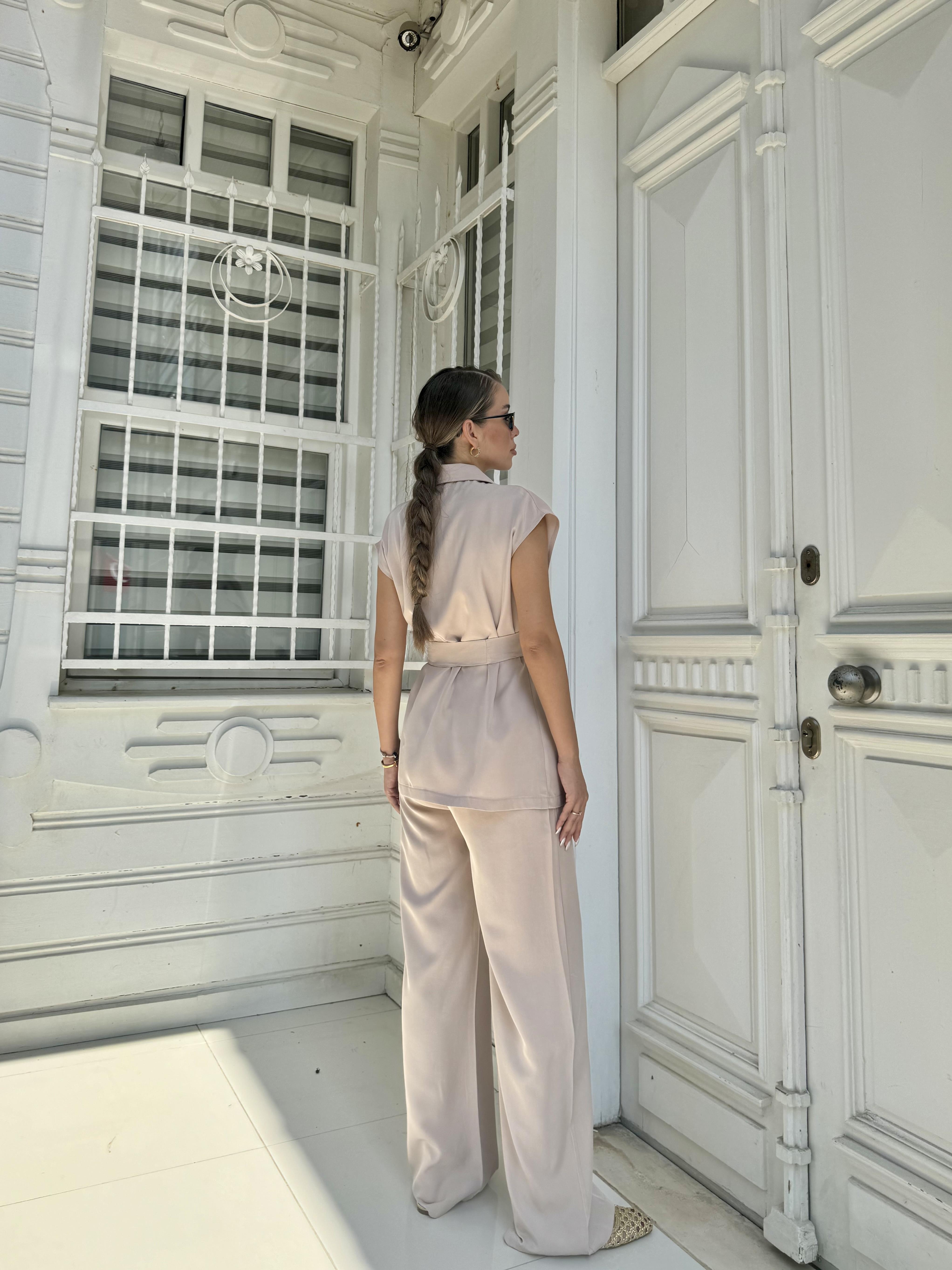 Bej Kuşak Bağlamalı Yelekli Takım