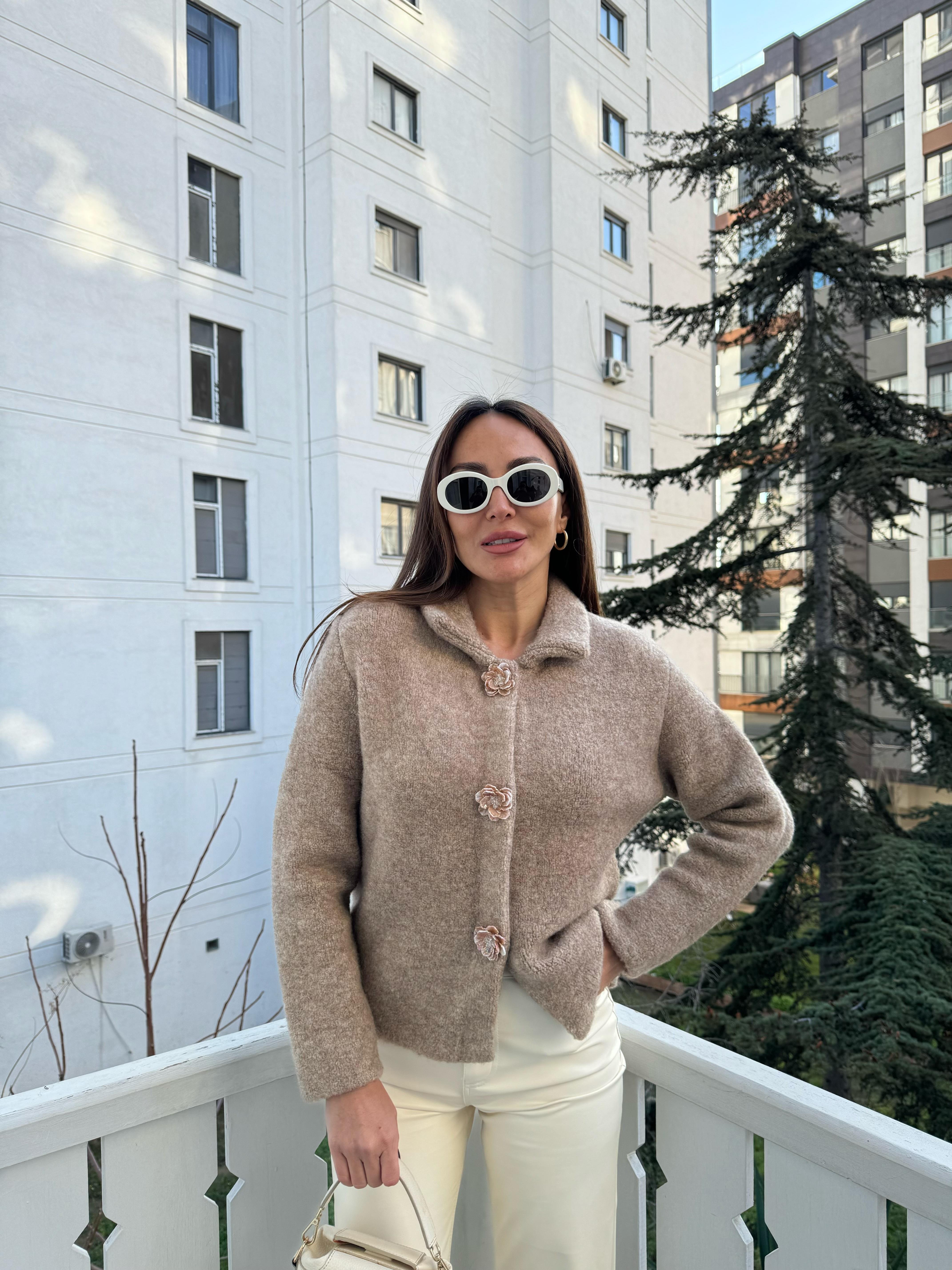 Bej Polo Yaka Çicek Çıtçıtlı Triko Hırka