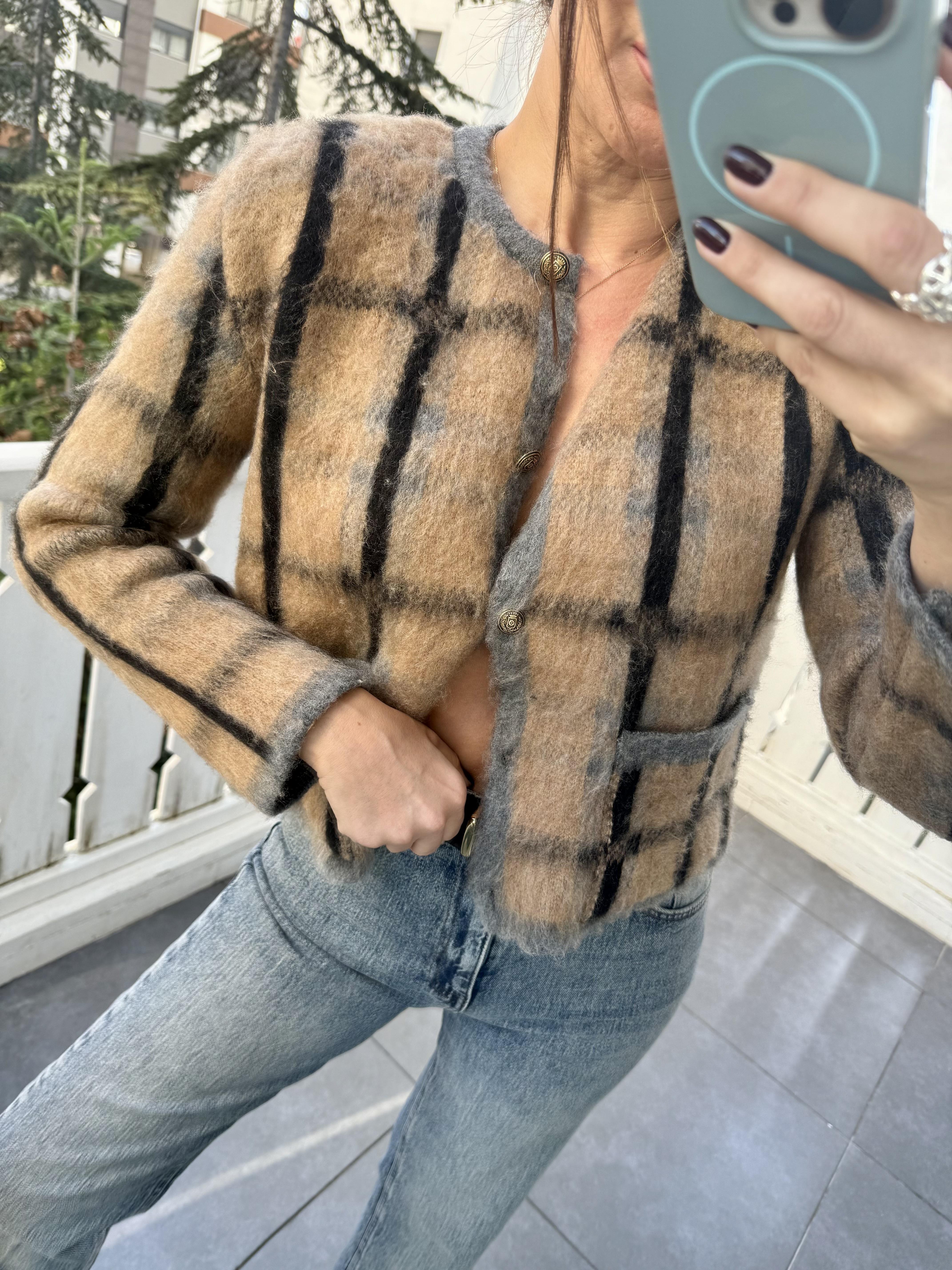 Bej Sıfır Yaka Kareli Hırka