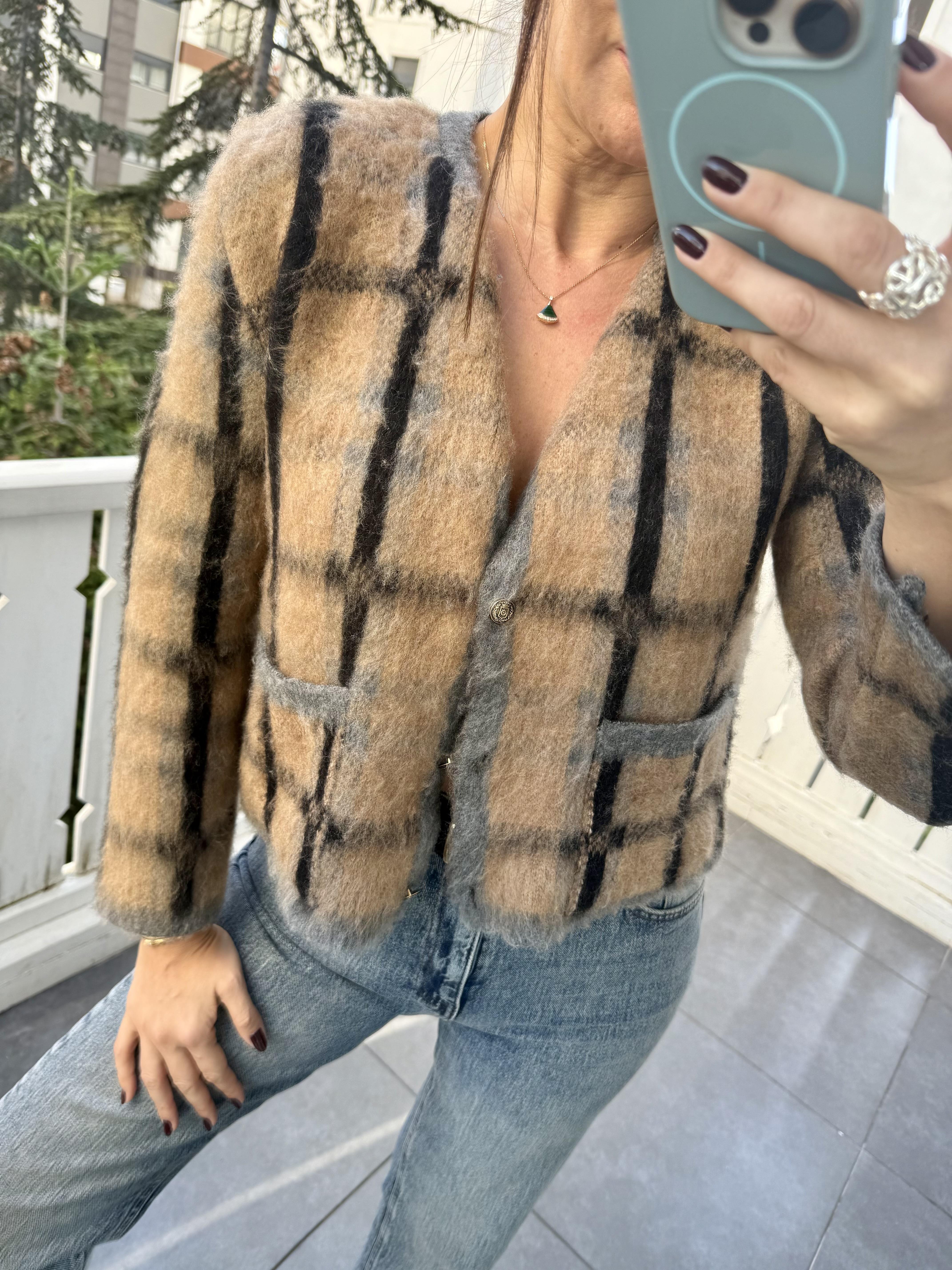 Bej Sıfır Yaka Kareli Hırka