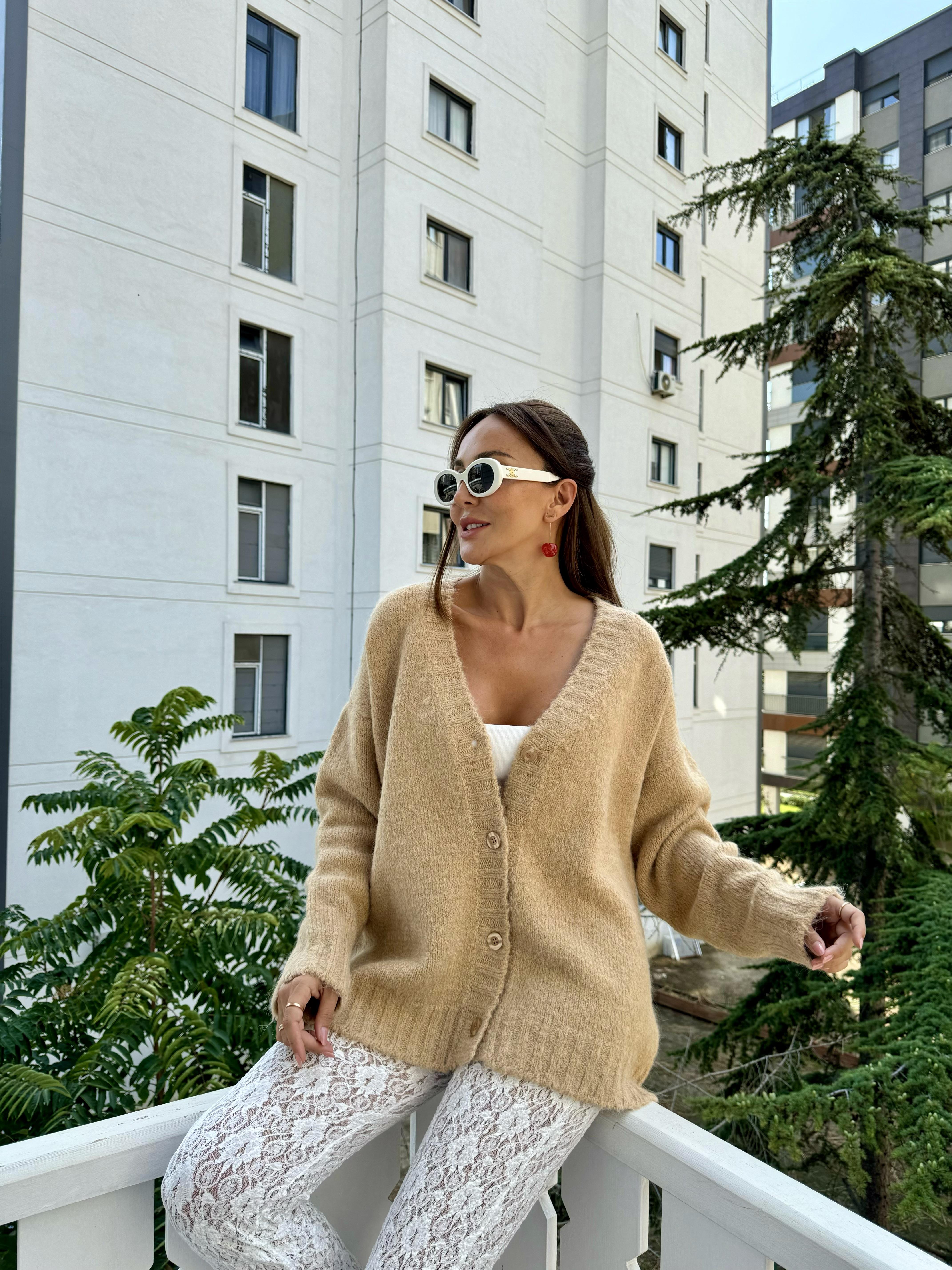 Bej V Yaka Düğmeli Yumuşak Dokulu Hırka