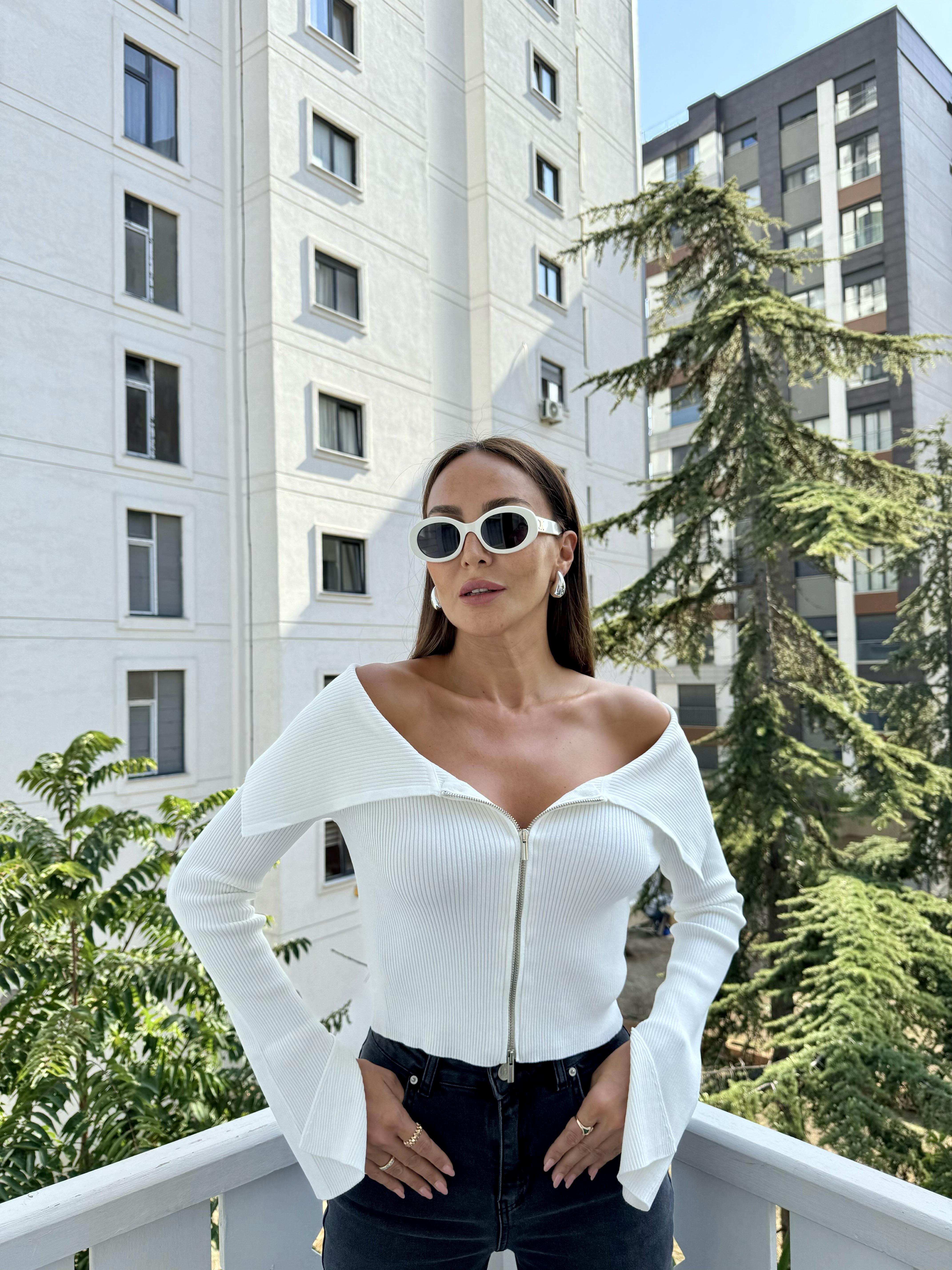 Beyaz Bardot Yaka Yırtmaç Detaylı Triko