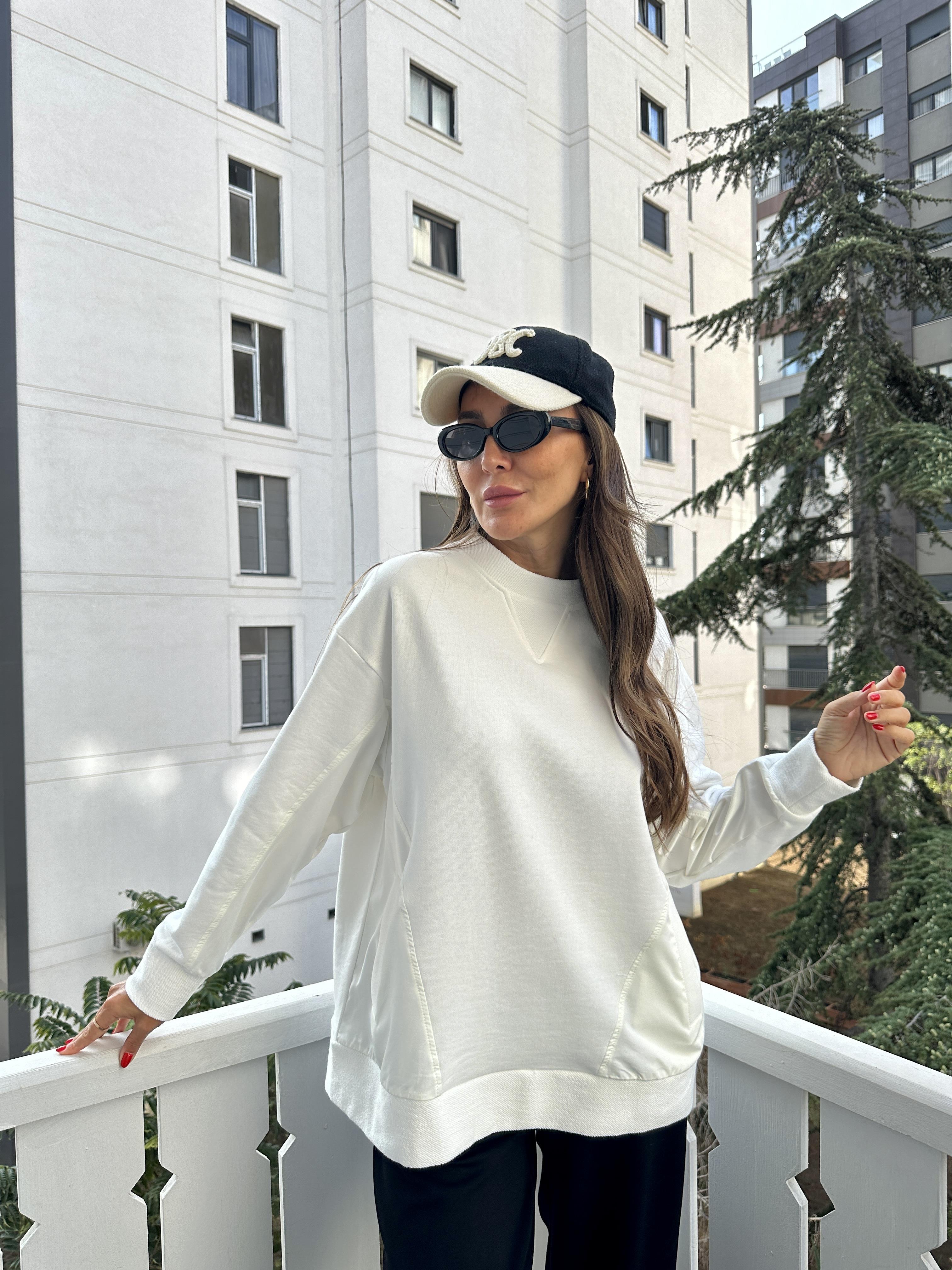 Beyaz Cepli Sweatshirt