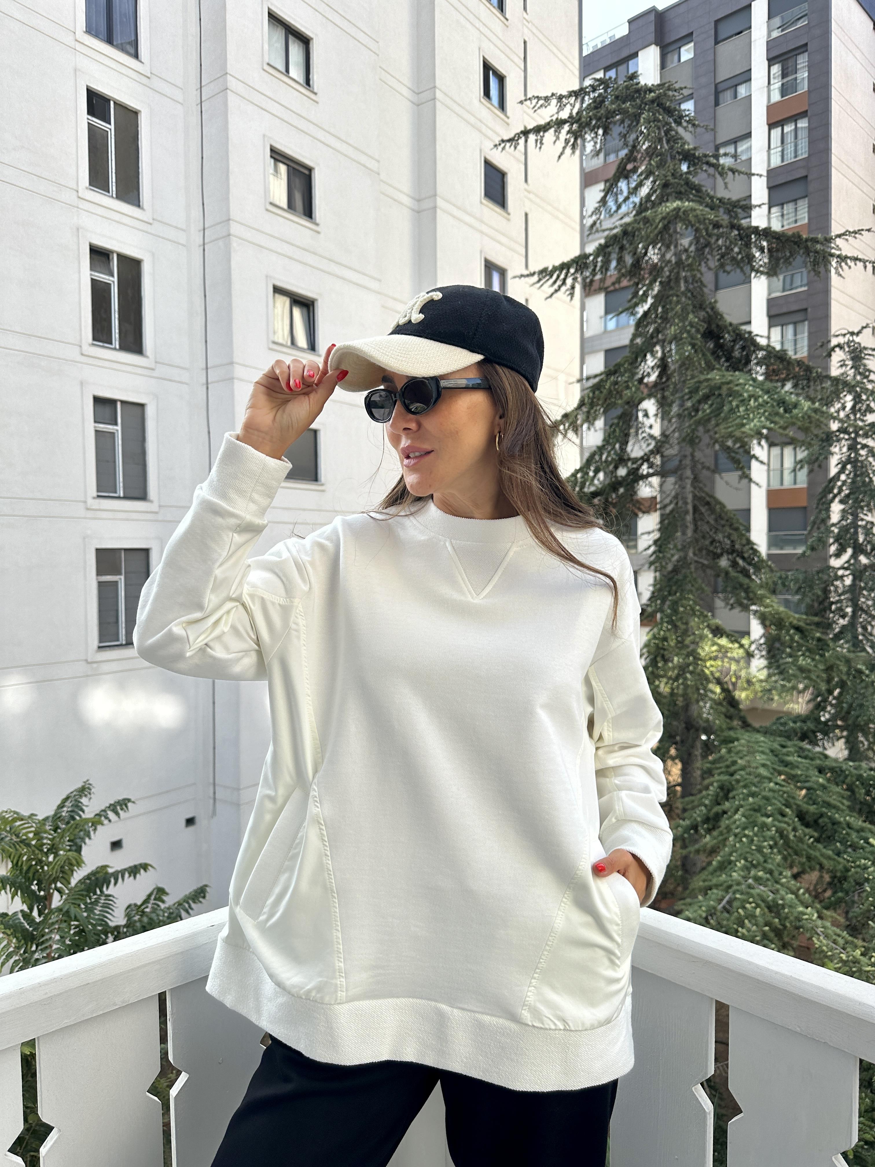 Beyaz Cepli Sweatshirt