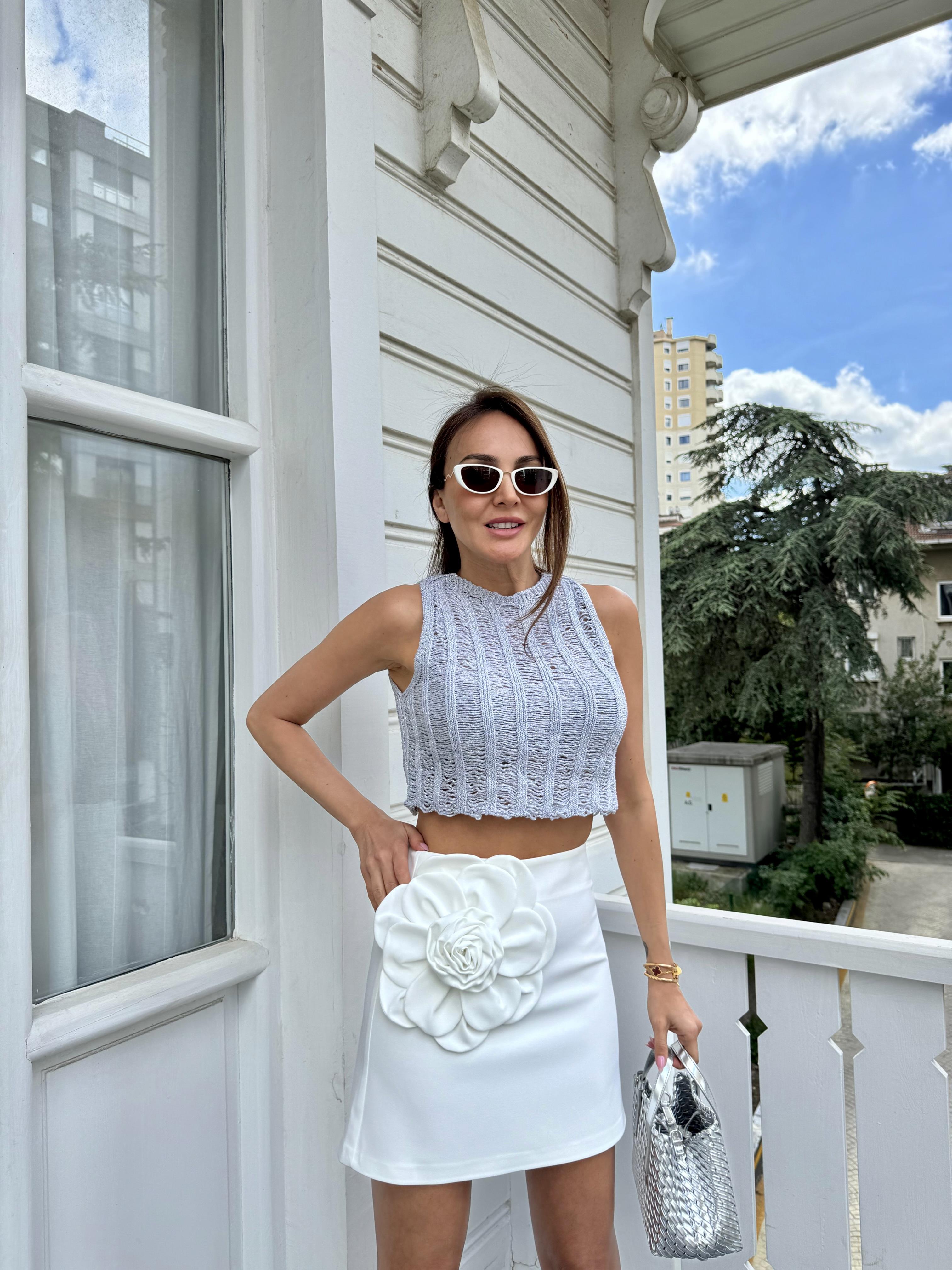 Beyaz Çiçek Detay Mini Etek