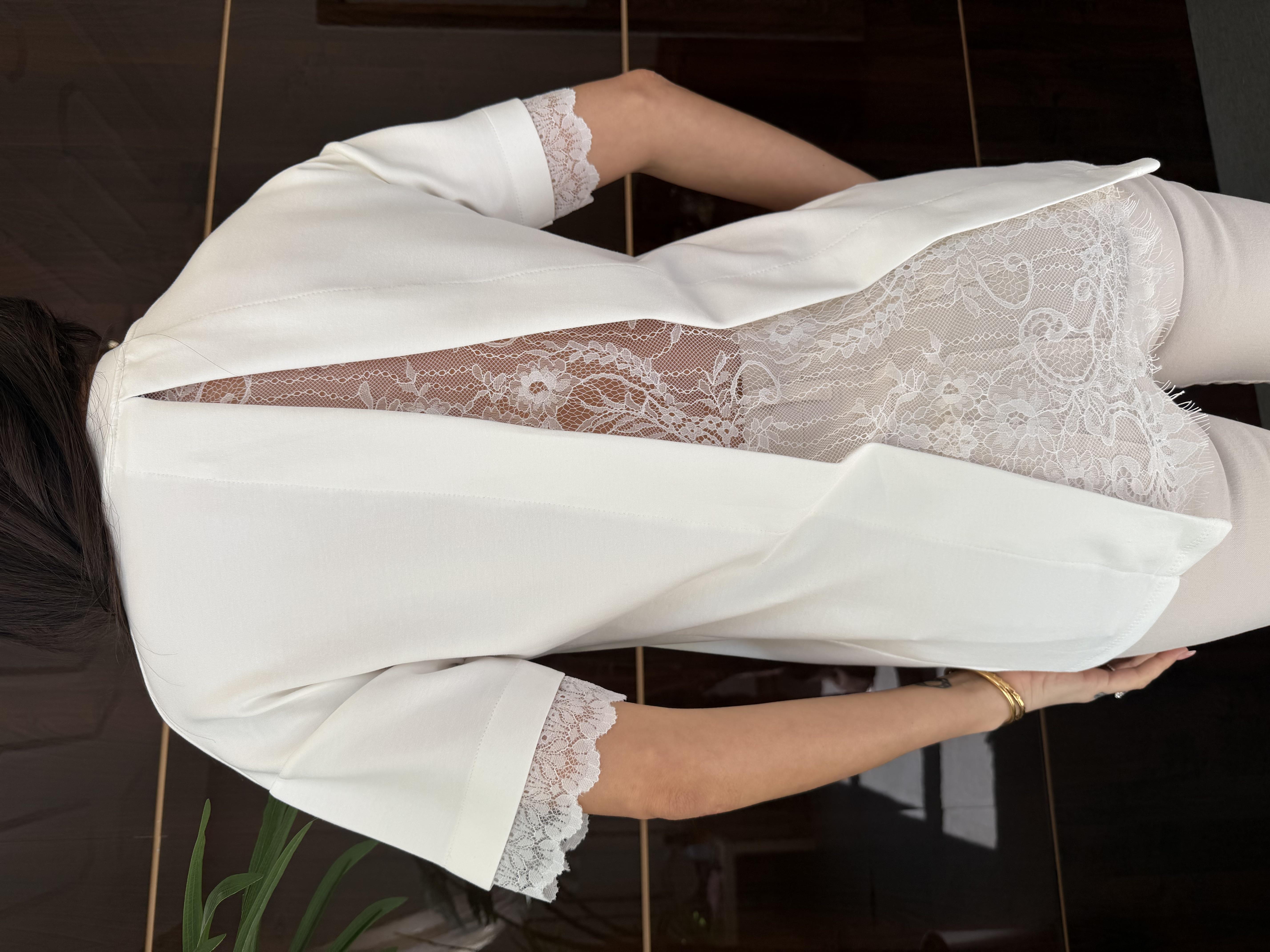 Beyaz Dantel Tasarımlı Tişört