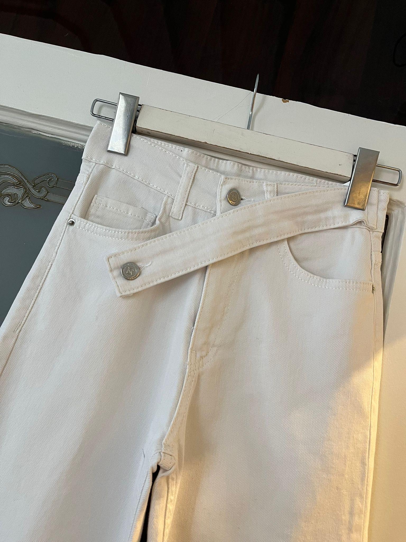 Beyaz Düğme Detaylı Jean Pantolon