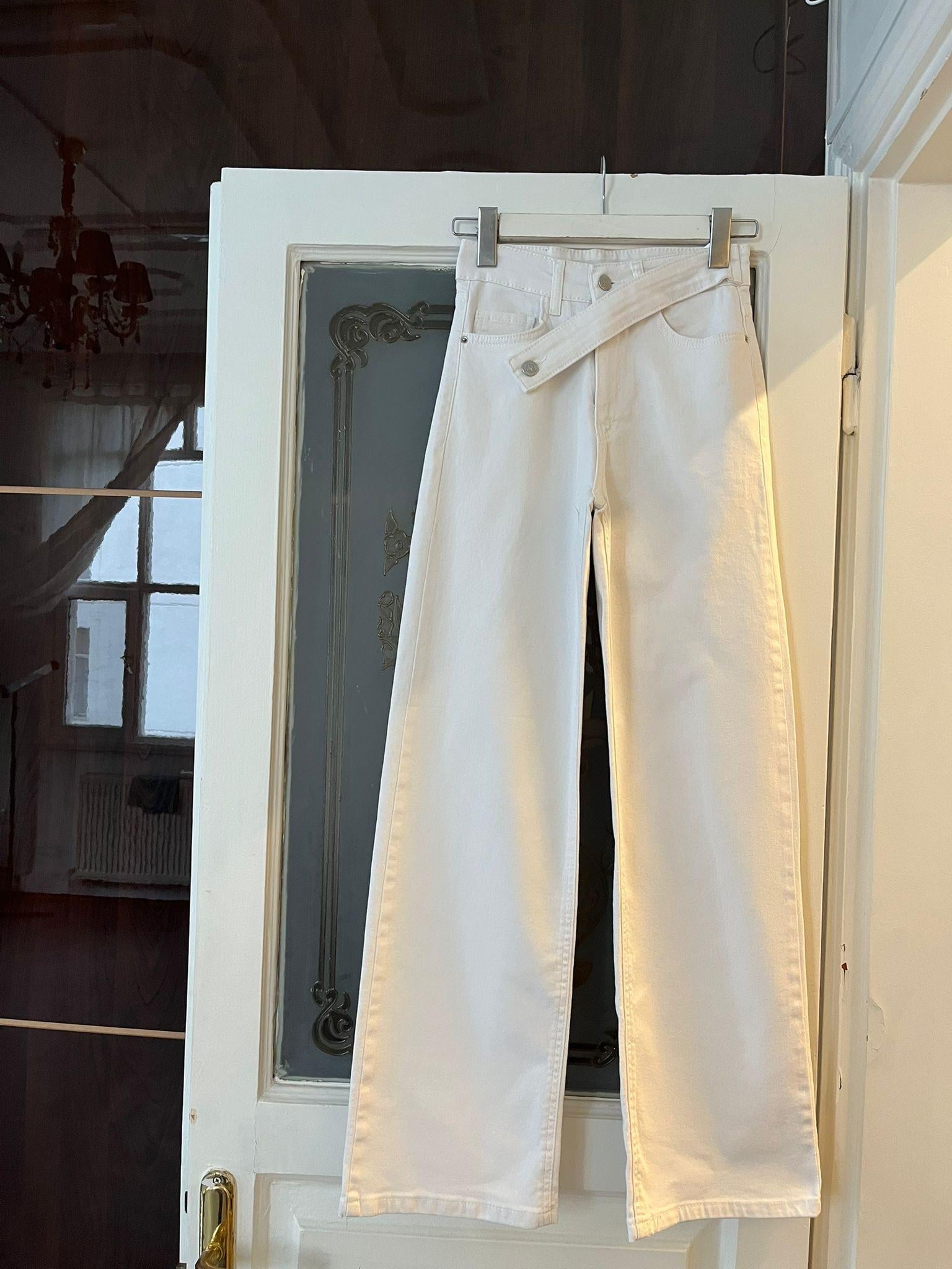 Beyaz Düğme Detaylı Jean Pantolon