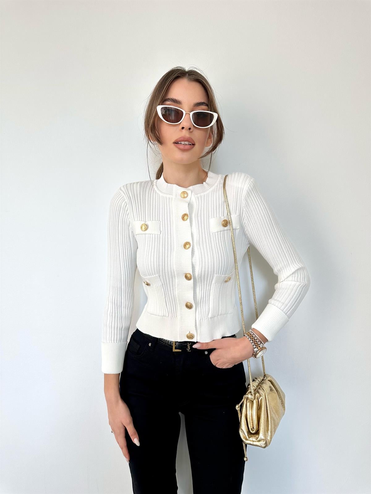 Beyaz Gold Düğmeli Triko Ceket