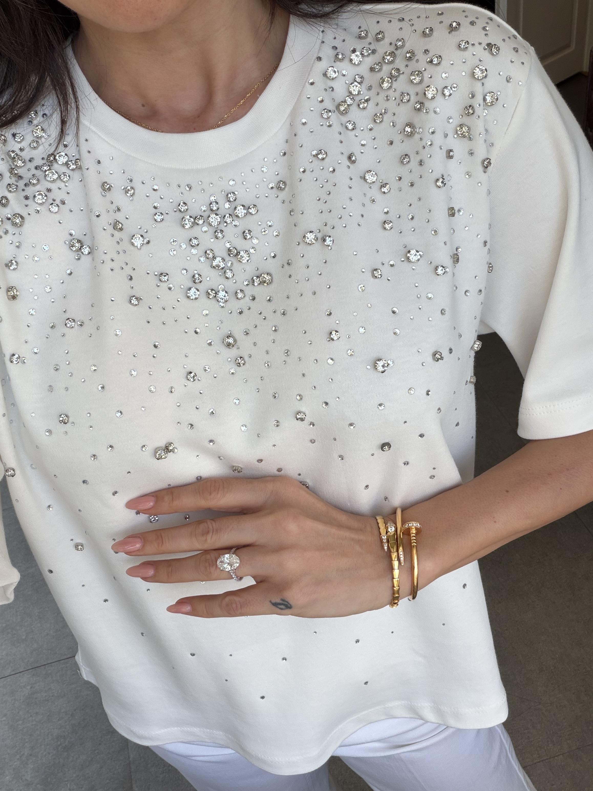 Beyaz Önü Taşlı Çakımlı Tişört
