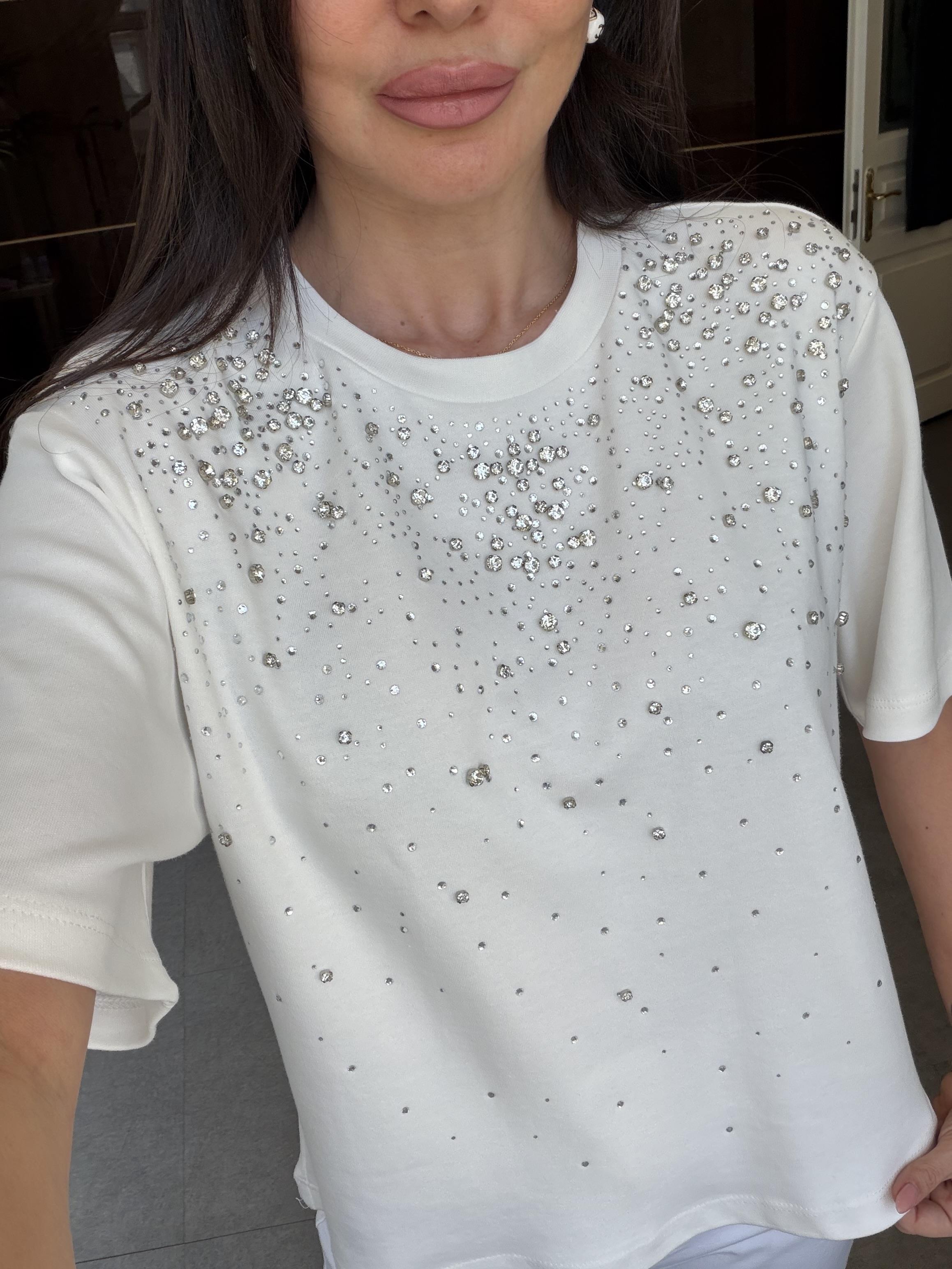 Beyaz Önü Taşlı Çakımlı Tişört