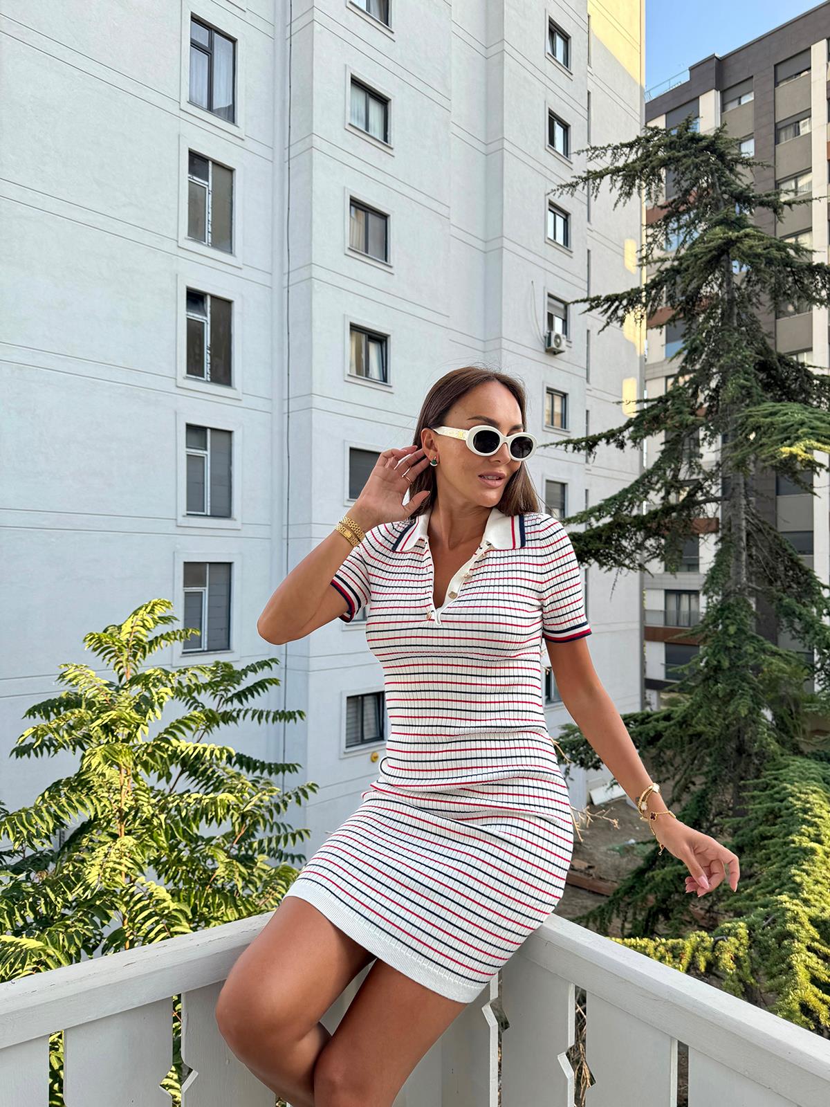 Beyaz Polo Yaka Çizgili Düğmeli Triko Elbise