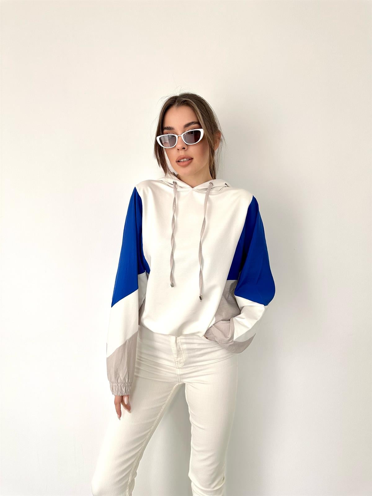 Beyaz Renk Detaylı Sweat