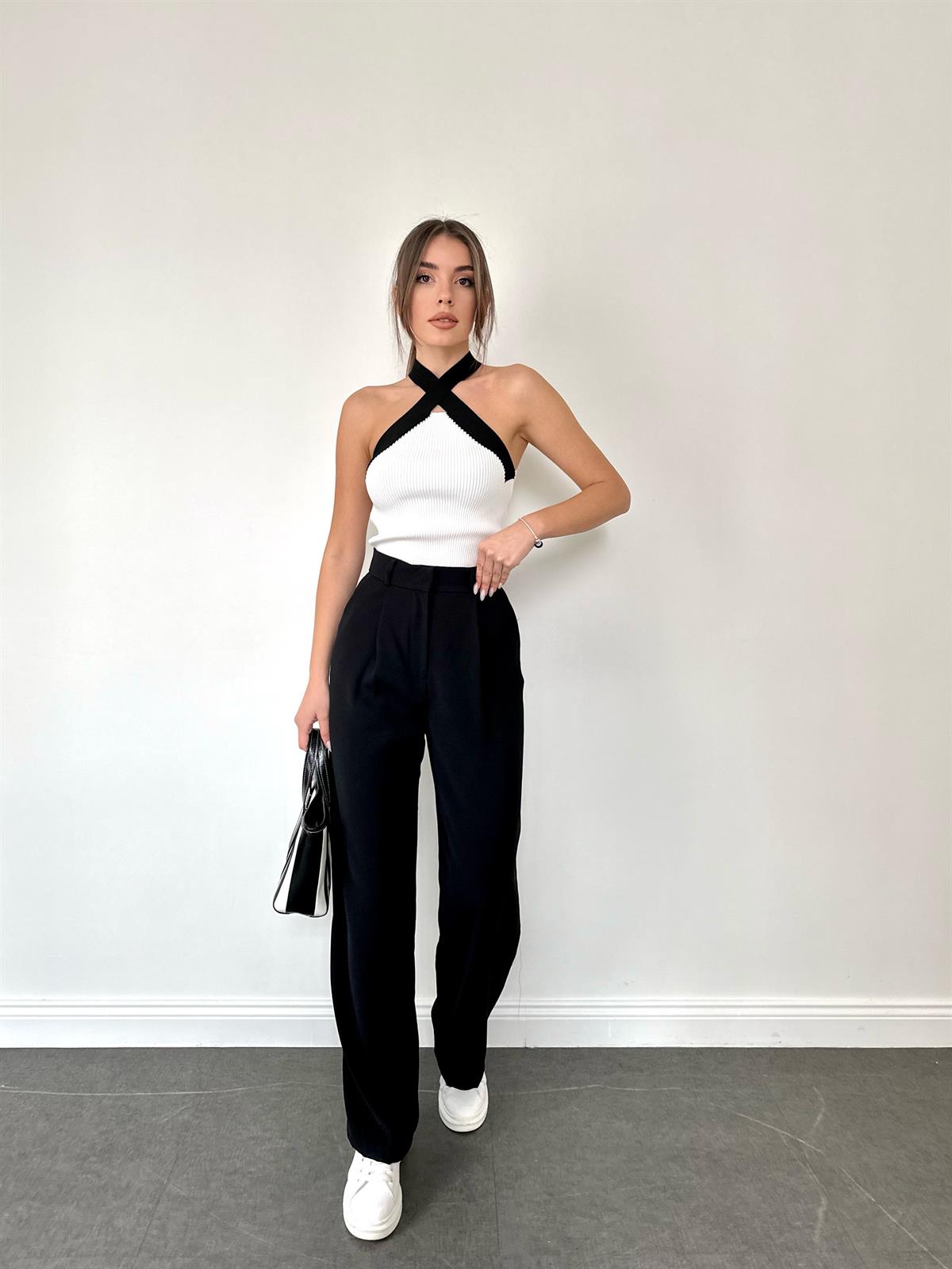 Beyaz Renkli Çapraz Askılı Bluz