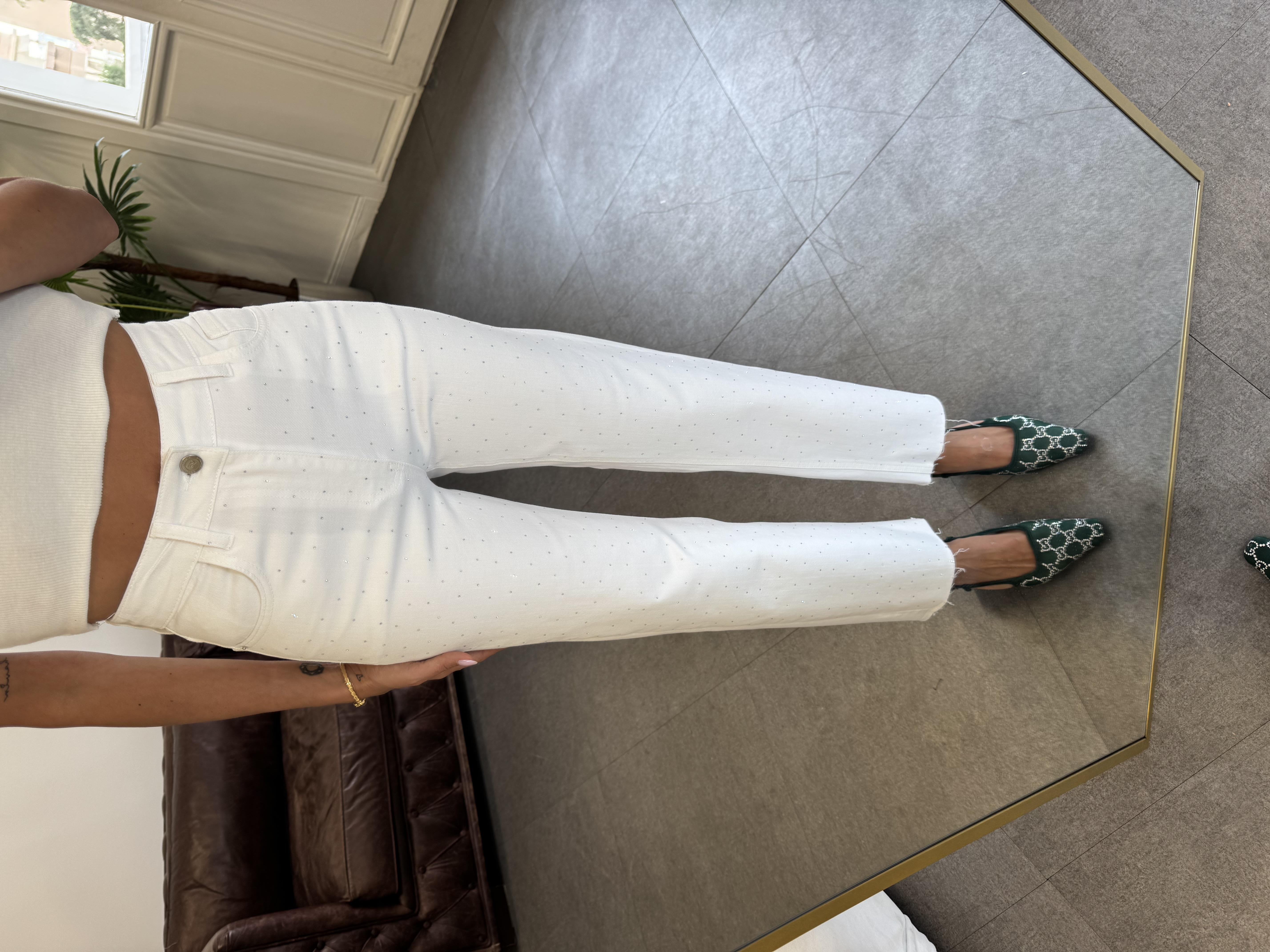 Beyaz Taşlı Kesik Paça Jean Pantolon