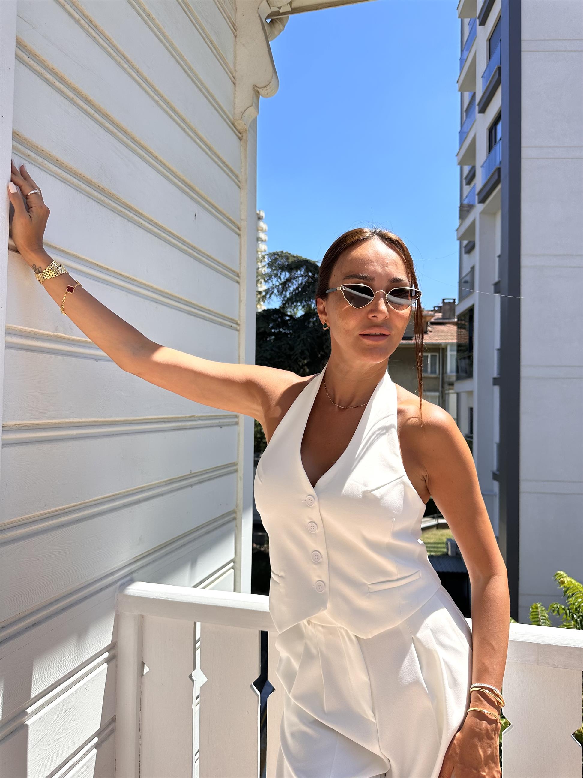 Beyaz V Yaka Boyundan Bağlamalı Yelek