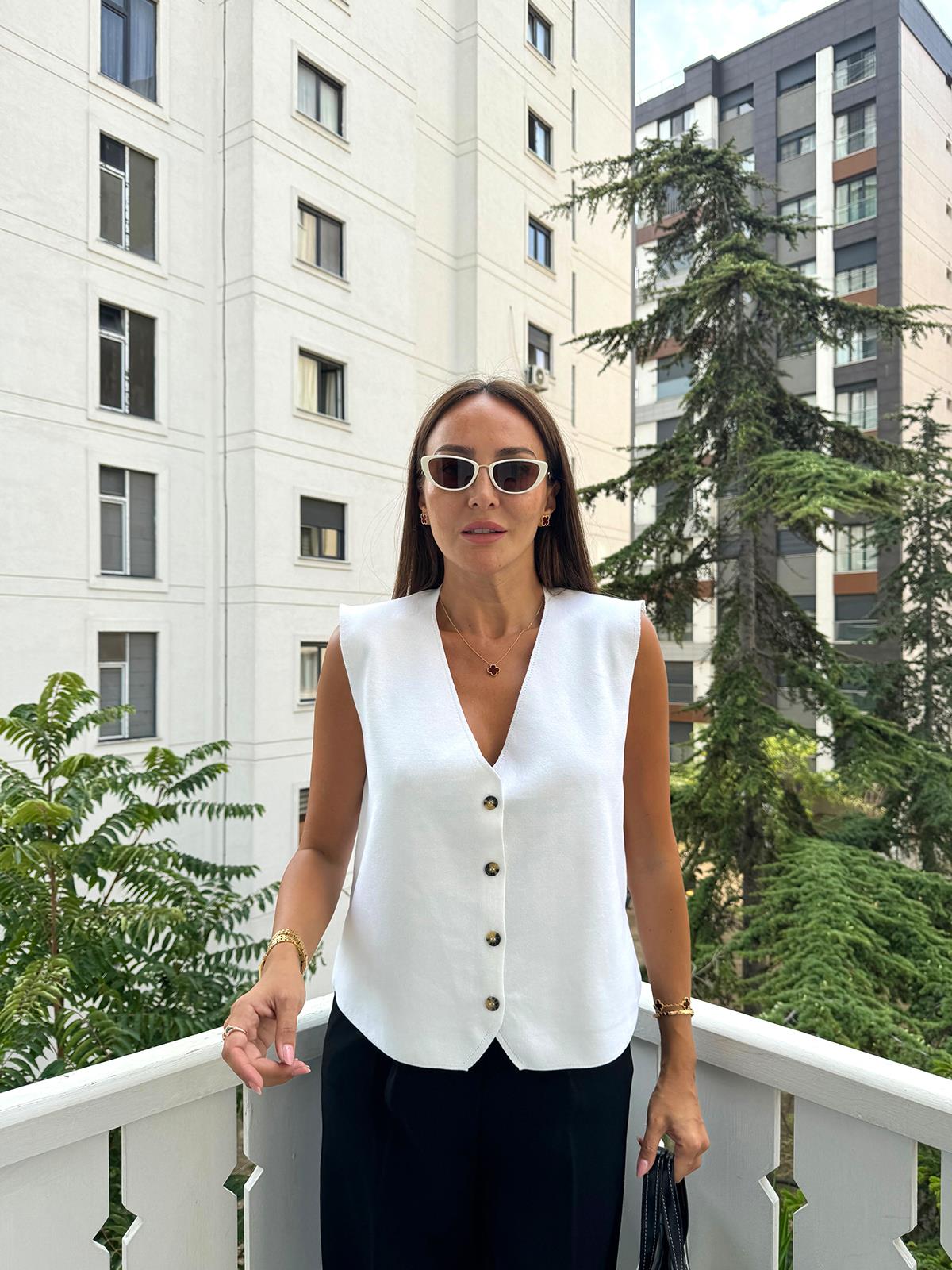 Beyaz V Yakalı Çelik Örme Yelek