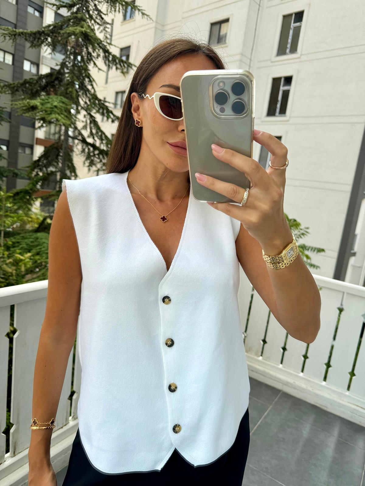 Beyaz V Yakalı Çelik Örme Yelek