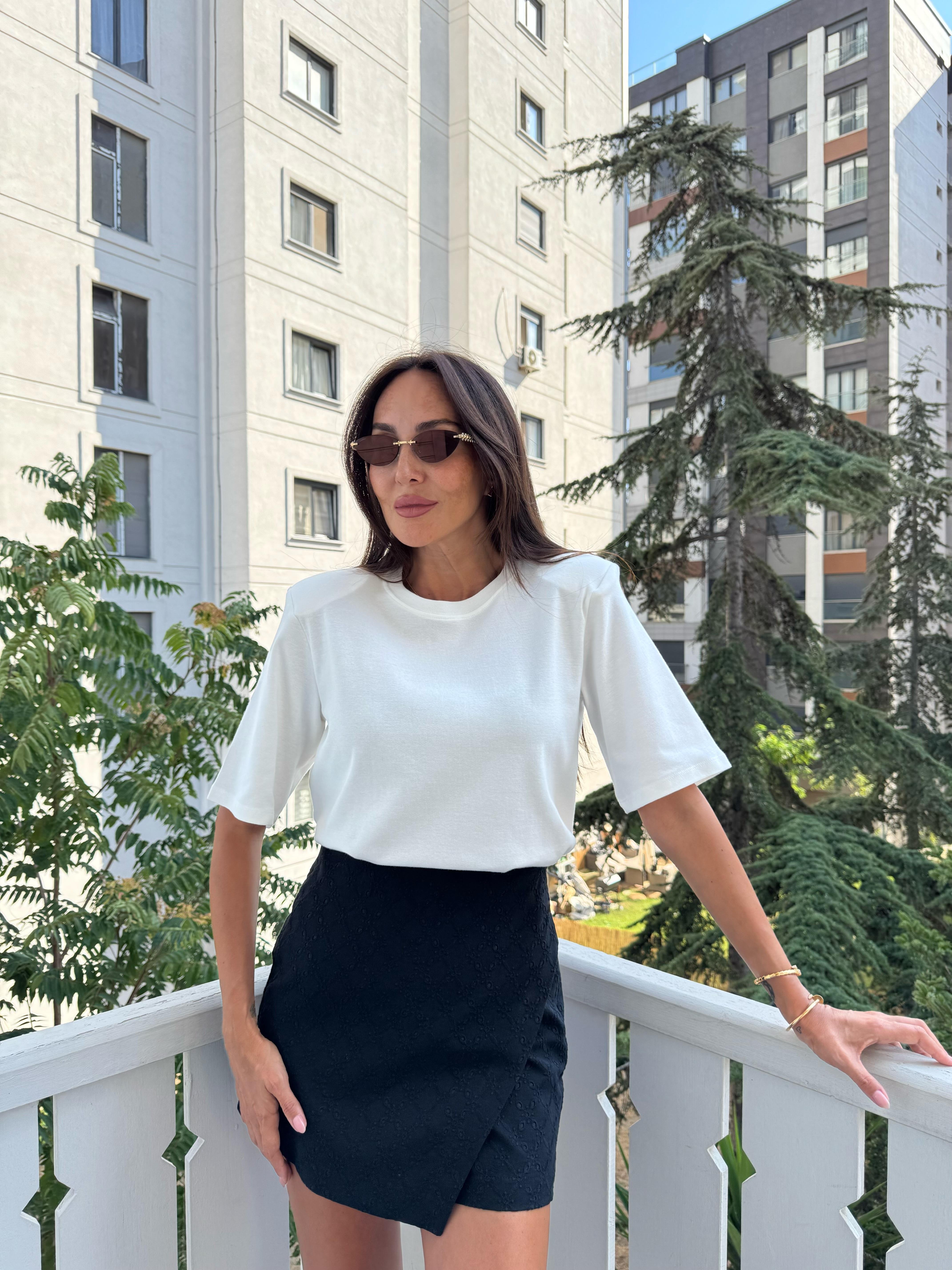Beyaz Vatkalı Basic Tişört