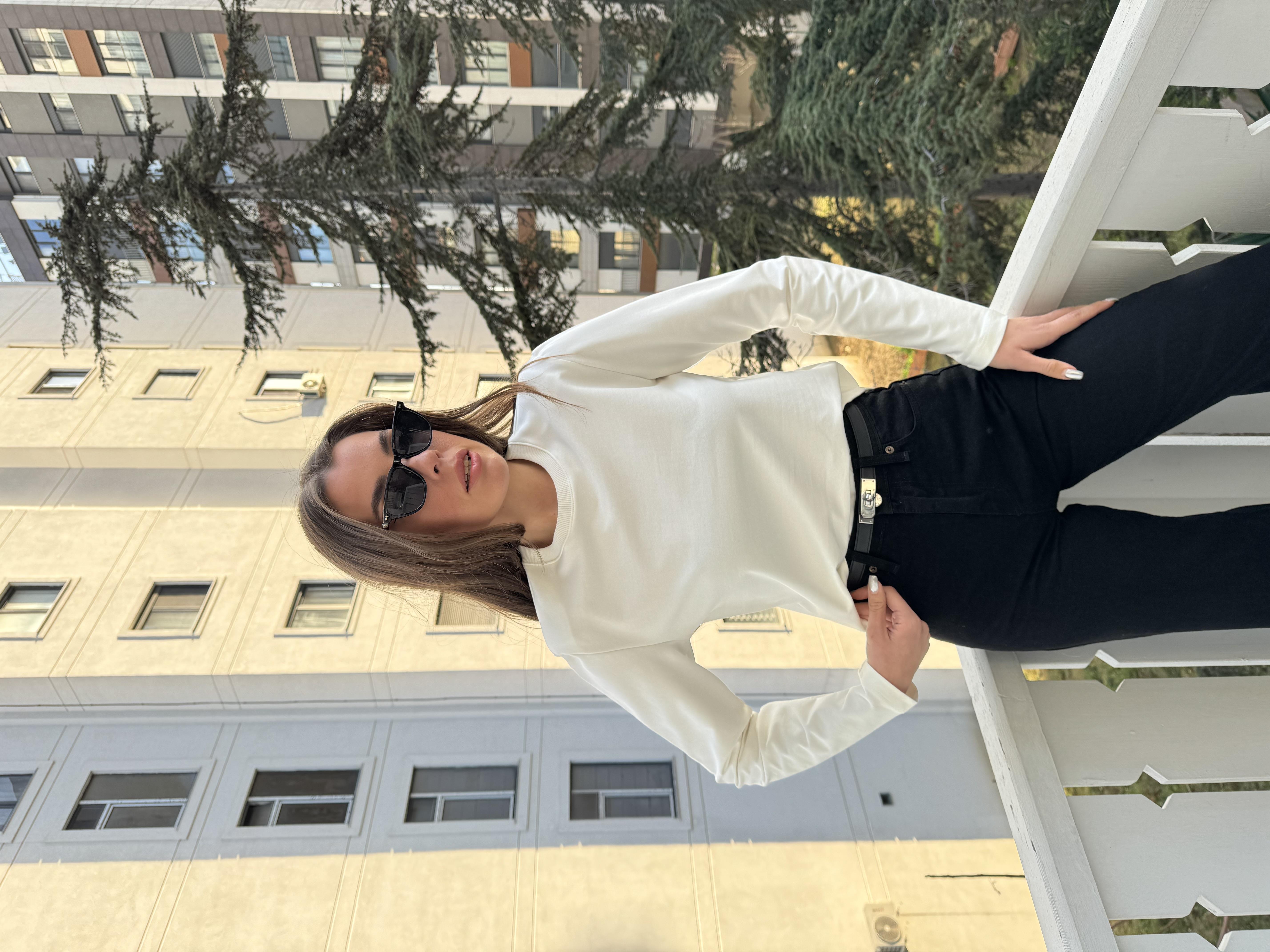 Beyaz Vatkalı Sweatshirt