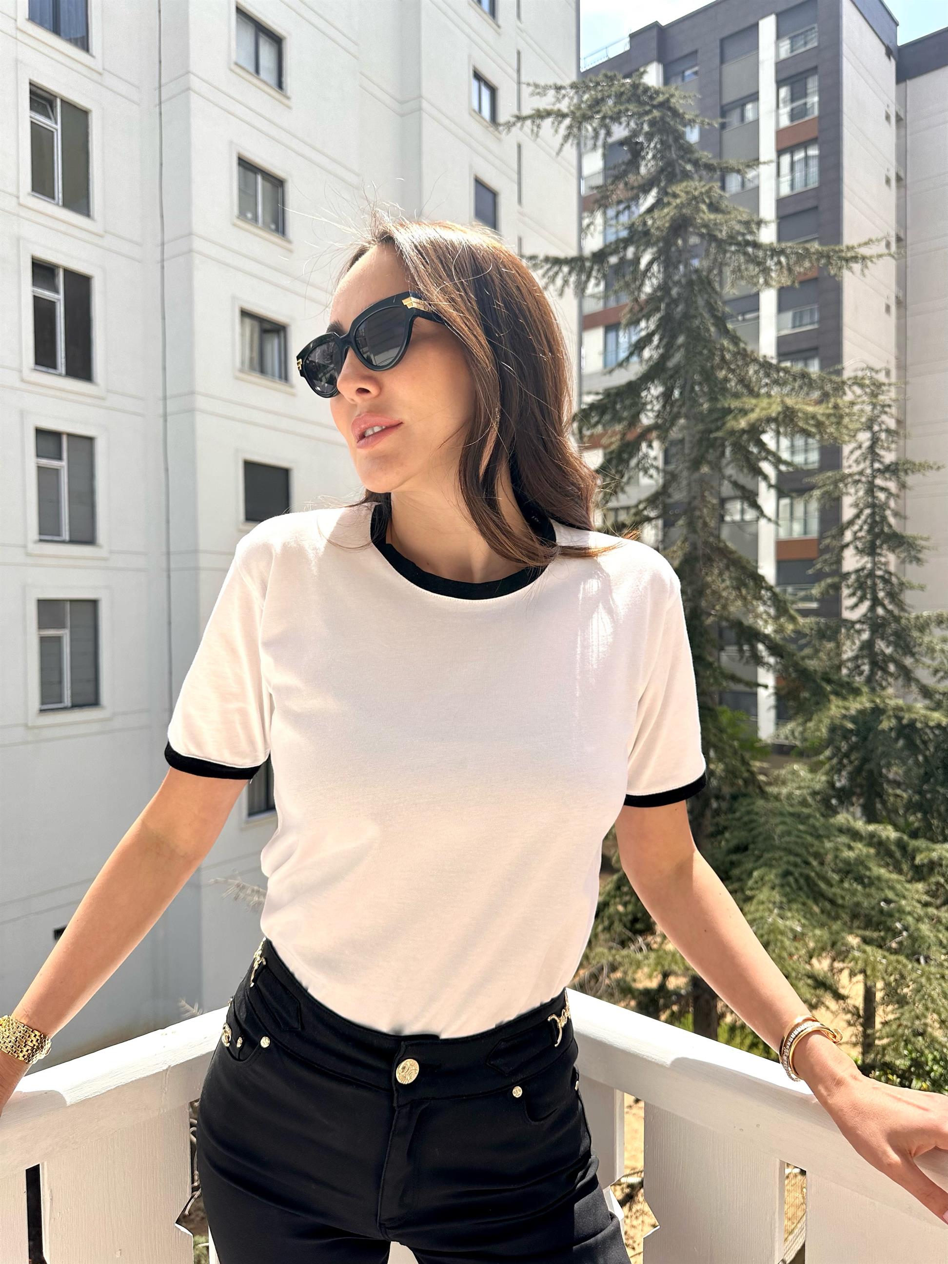 Beyaz Yakası ve Kolları Şeritli Tişört