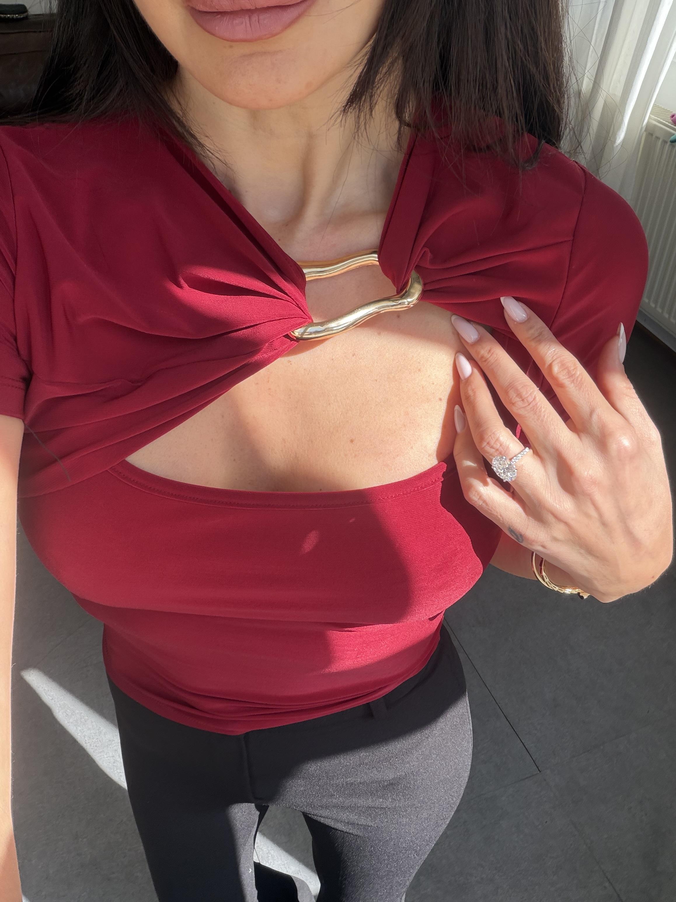 Bordo Kısa Kollu Toka Detaylı Bluz