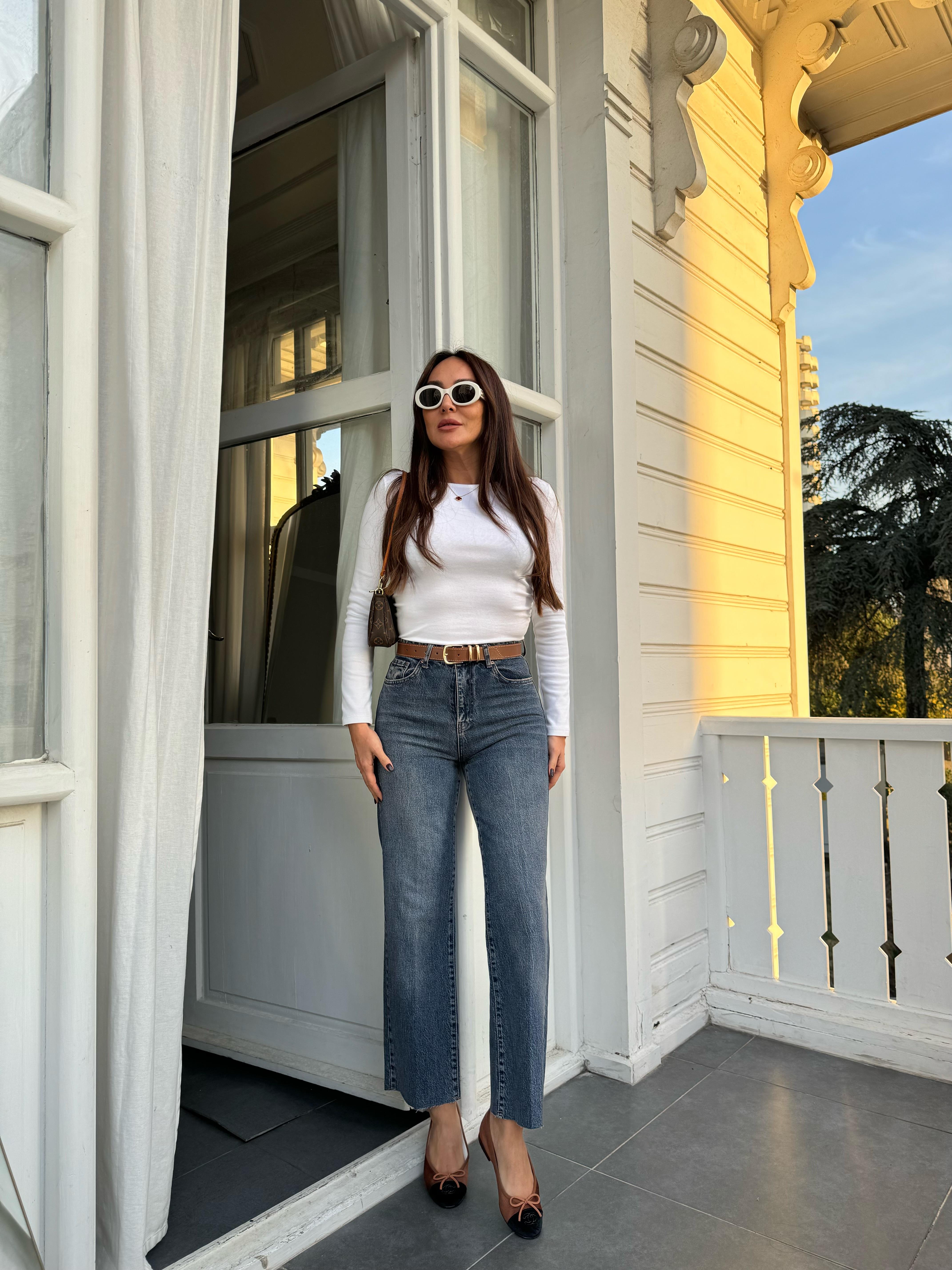 Düz Kesim Yıkamalı Kemerli Jean