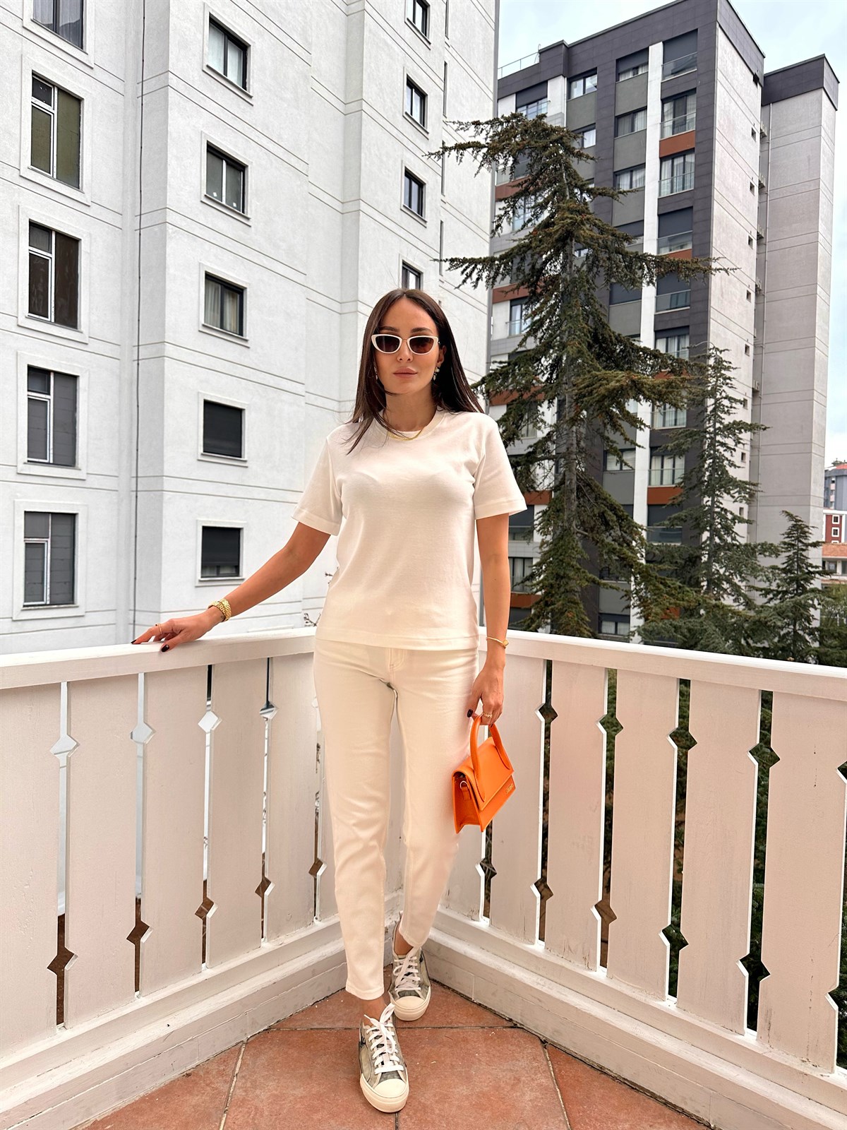 Ekru Bisiklet Yaka Kısa Kollu Tişört