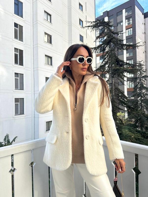 Ekru Peluş Düğmeli Ceket