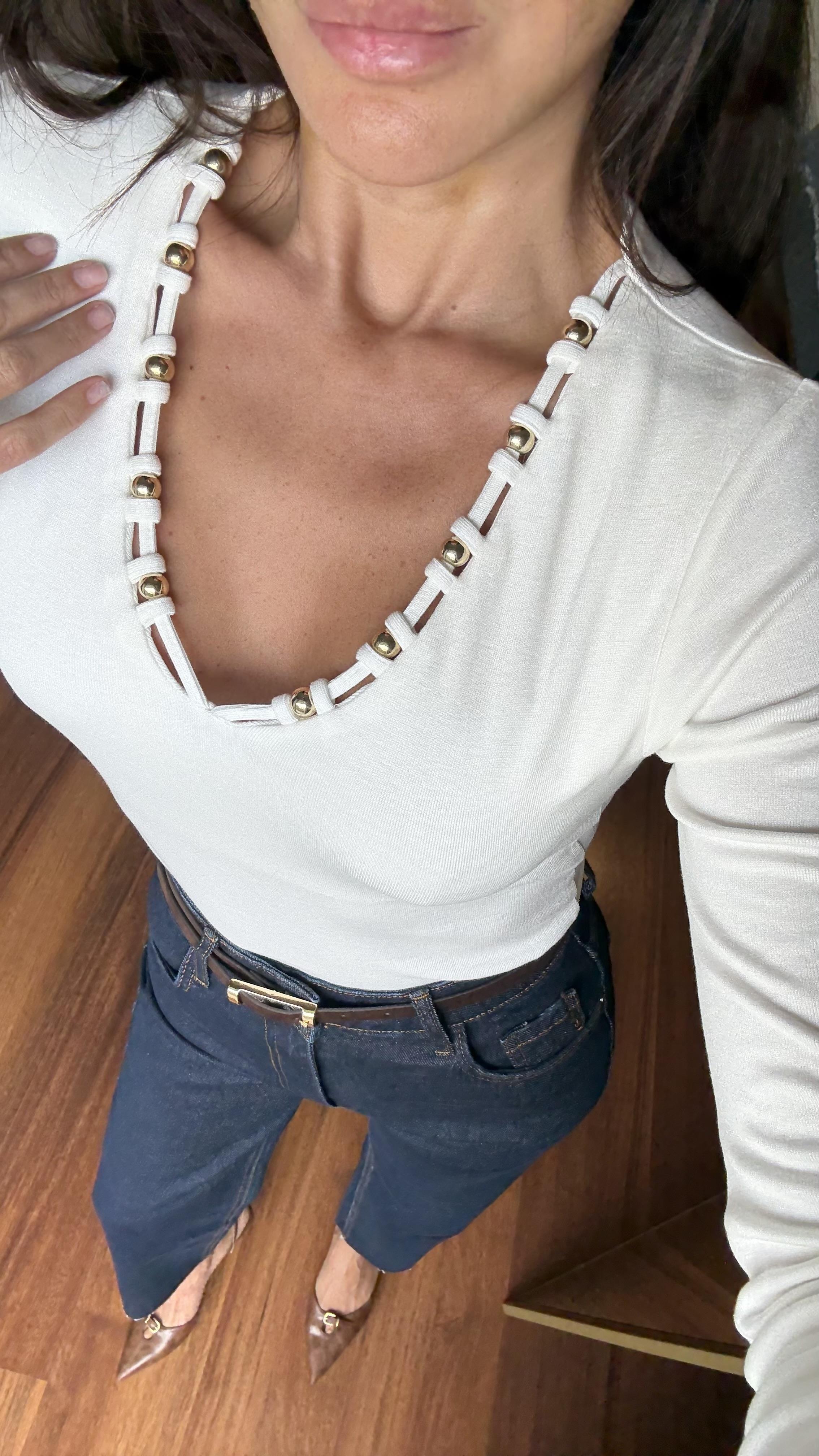 Ekru Yakadan Boncuklu Bluz