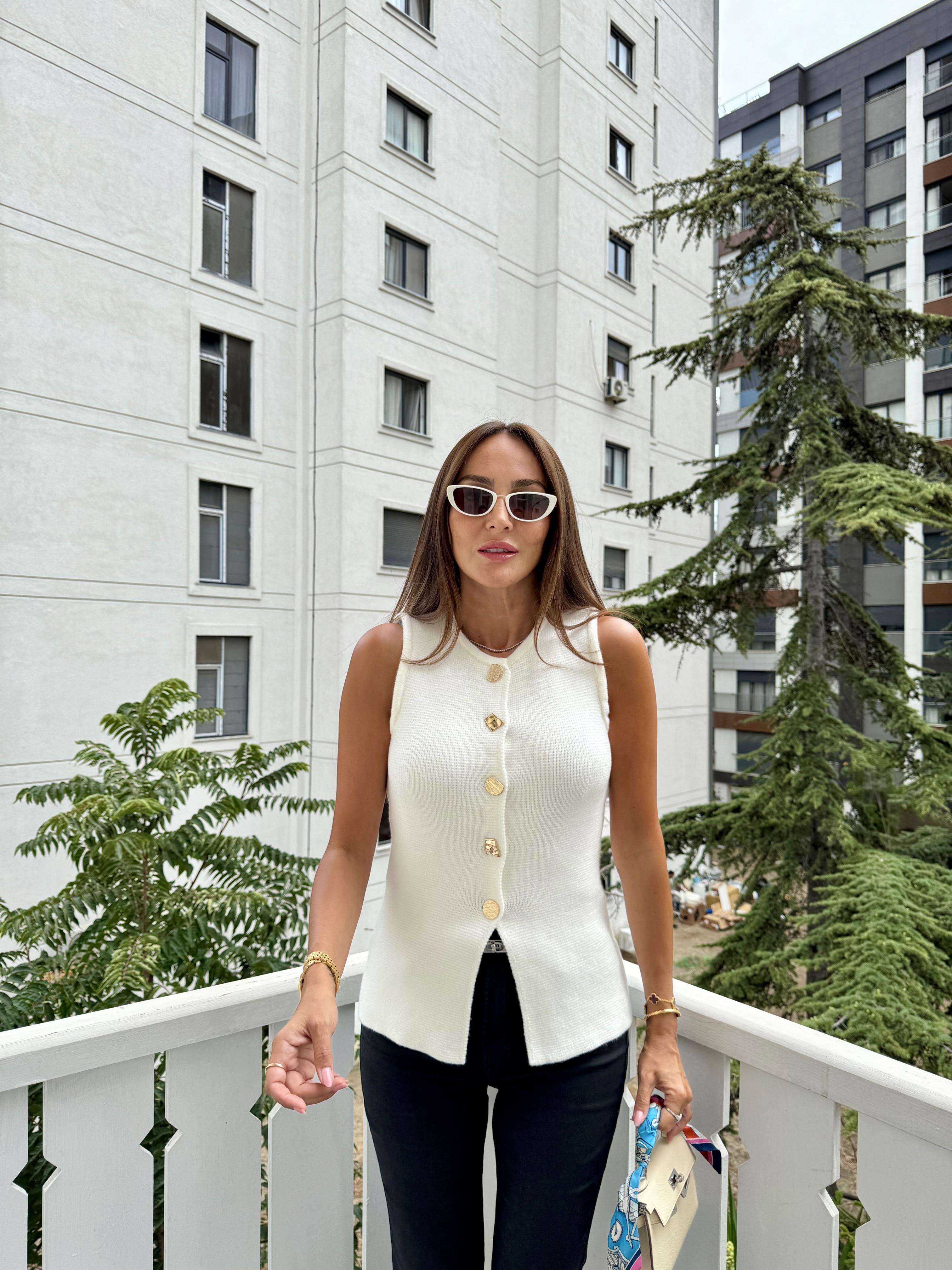 Fil Dişi Beyazı Düğmeli Triko Yelek