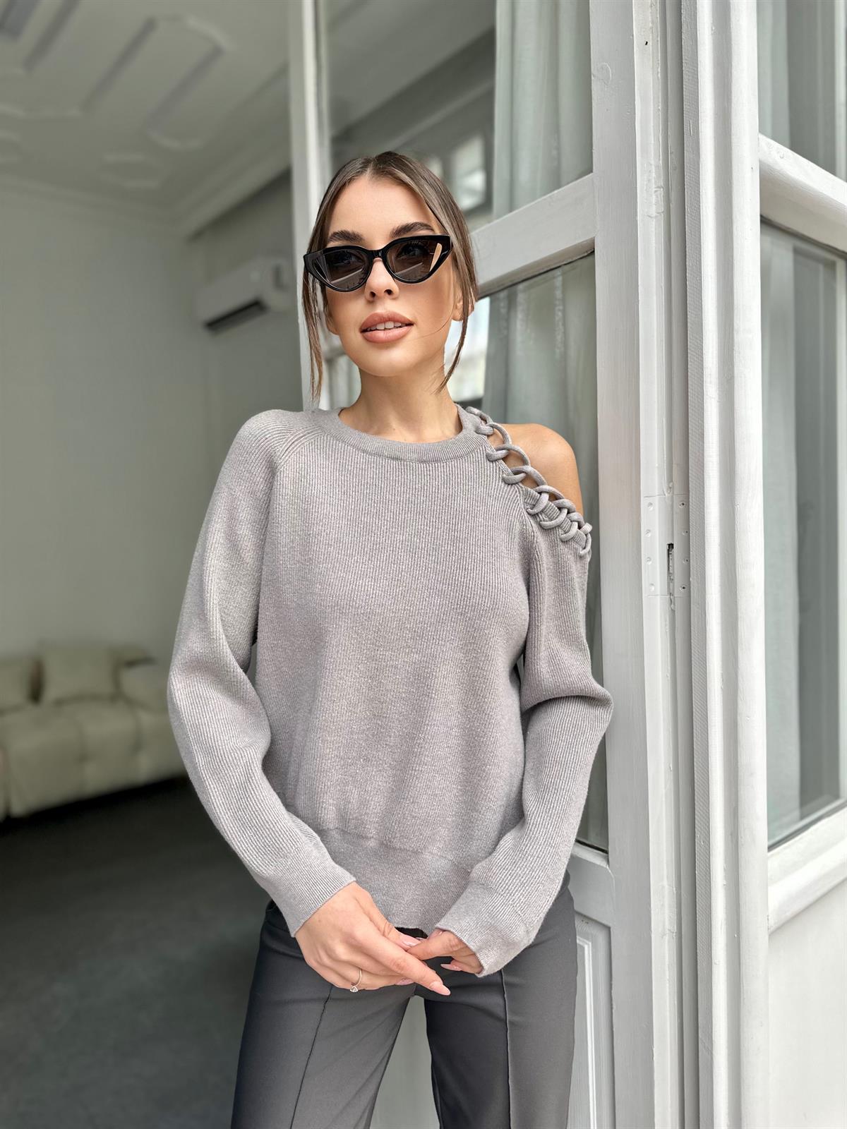 Gri Bisiklet Yaka Sol Omzu Açık Kazak