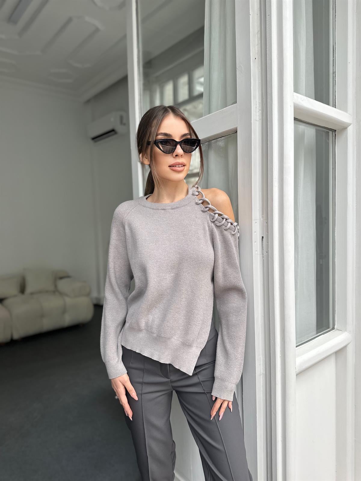Gri Bisiklet Yaka Sol Omzu Açık Kazak