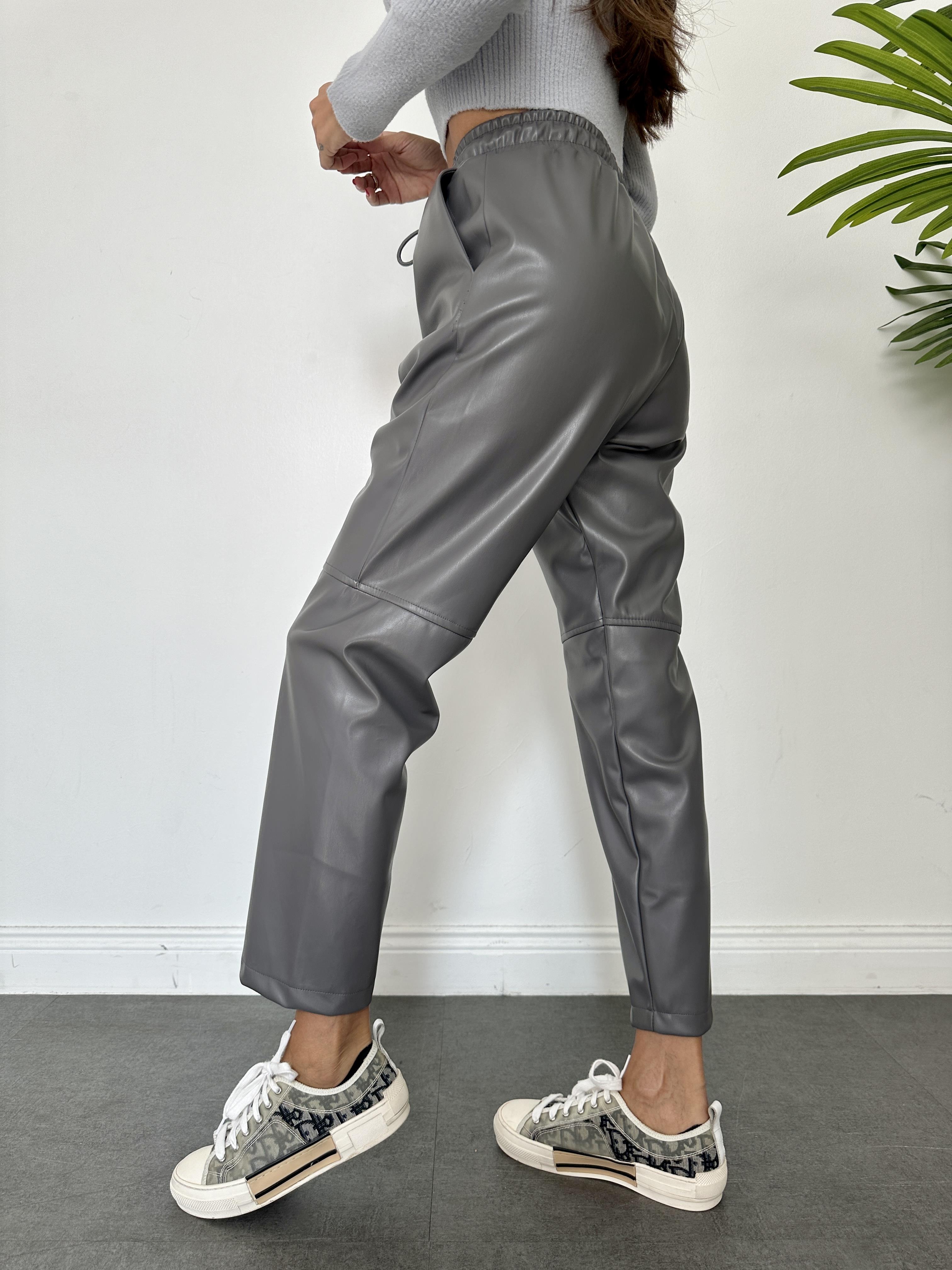 Gri Dizi Dikişli Bağcıklı ve Beli Lastikli Deri Pantolon