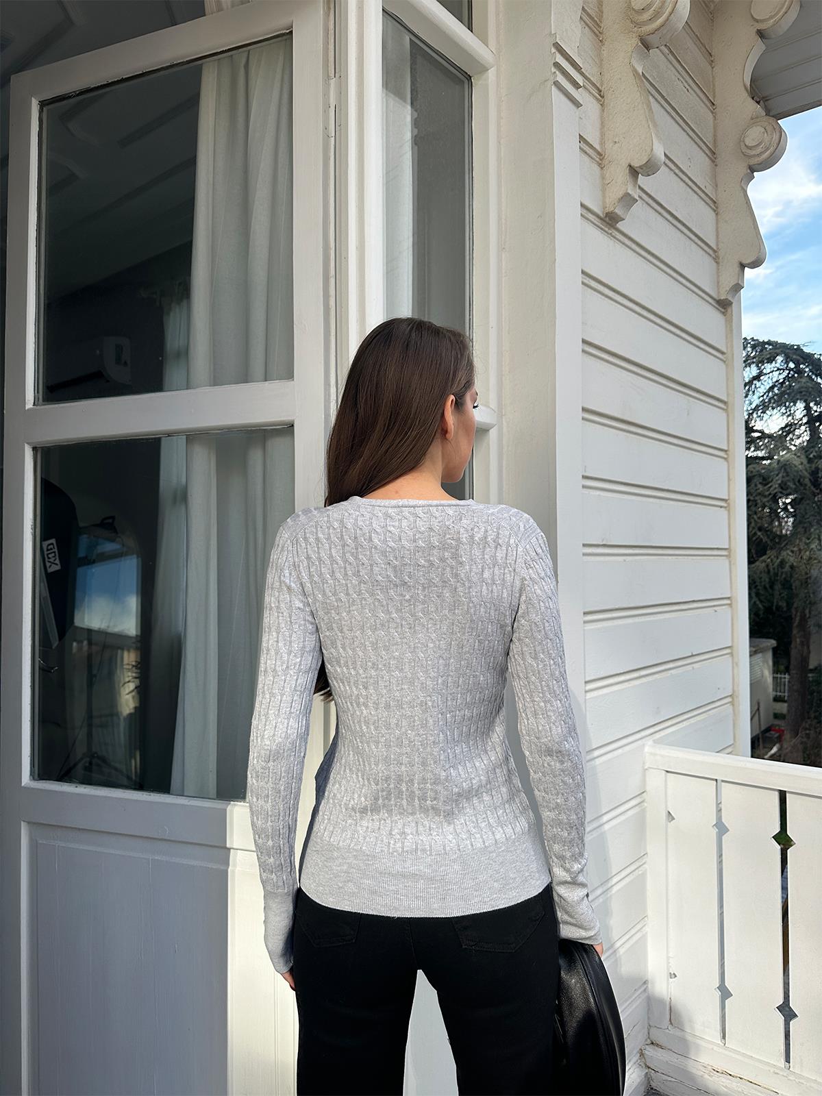 Gri Kolları Düğmeli V Yaka Hırka