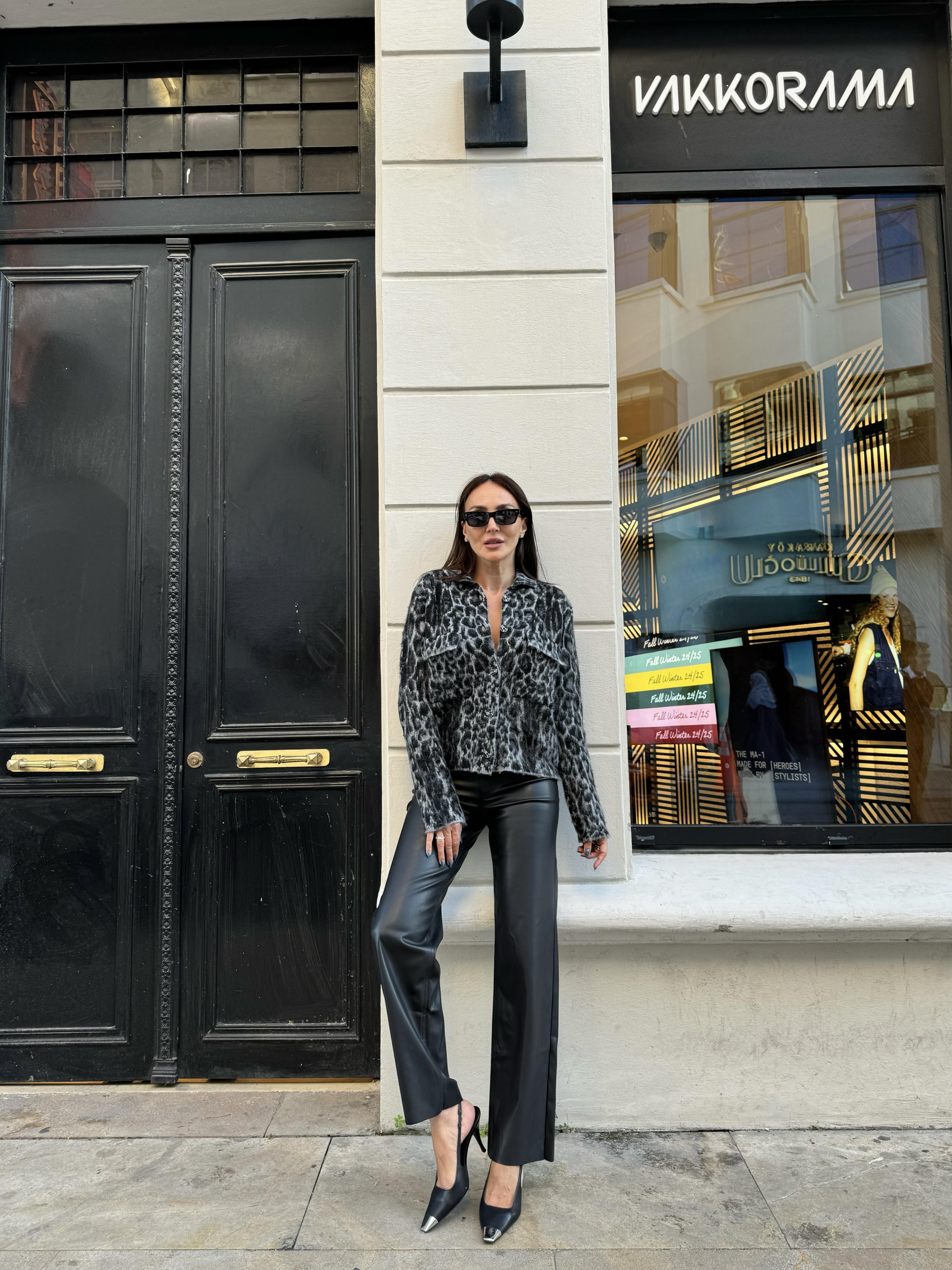 Gri Polo Yaka Leopar Desen Düğmeli Hırka
