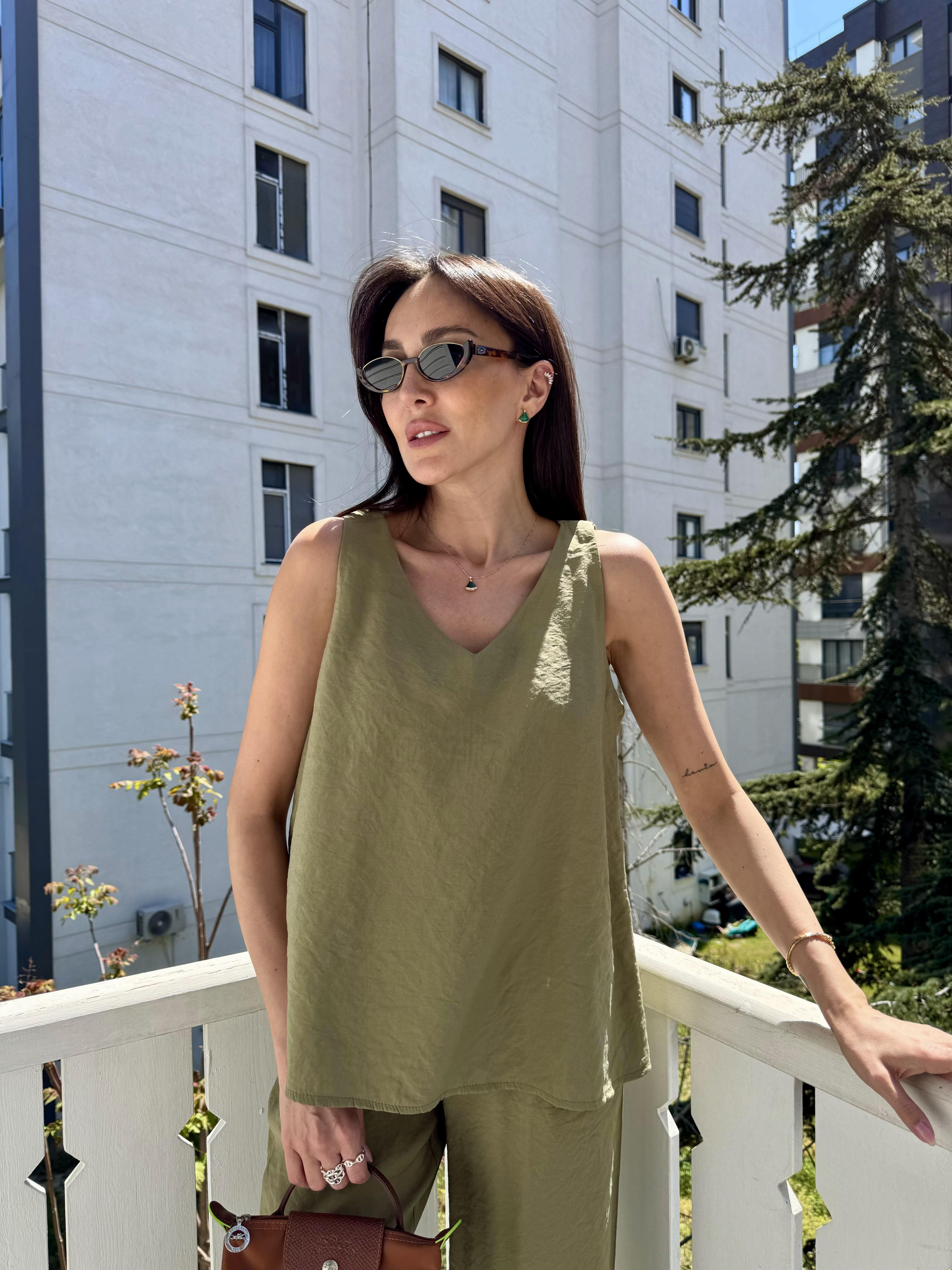 Haki V Yakalı Kolsuz Bluz Pantolon Takım