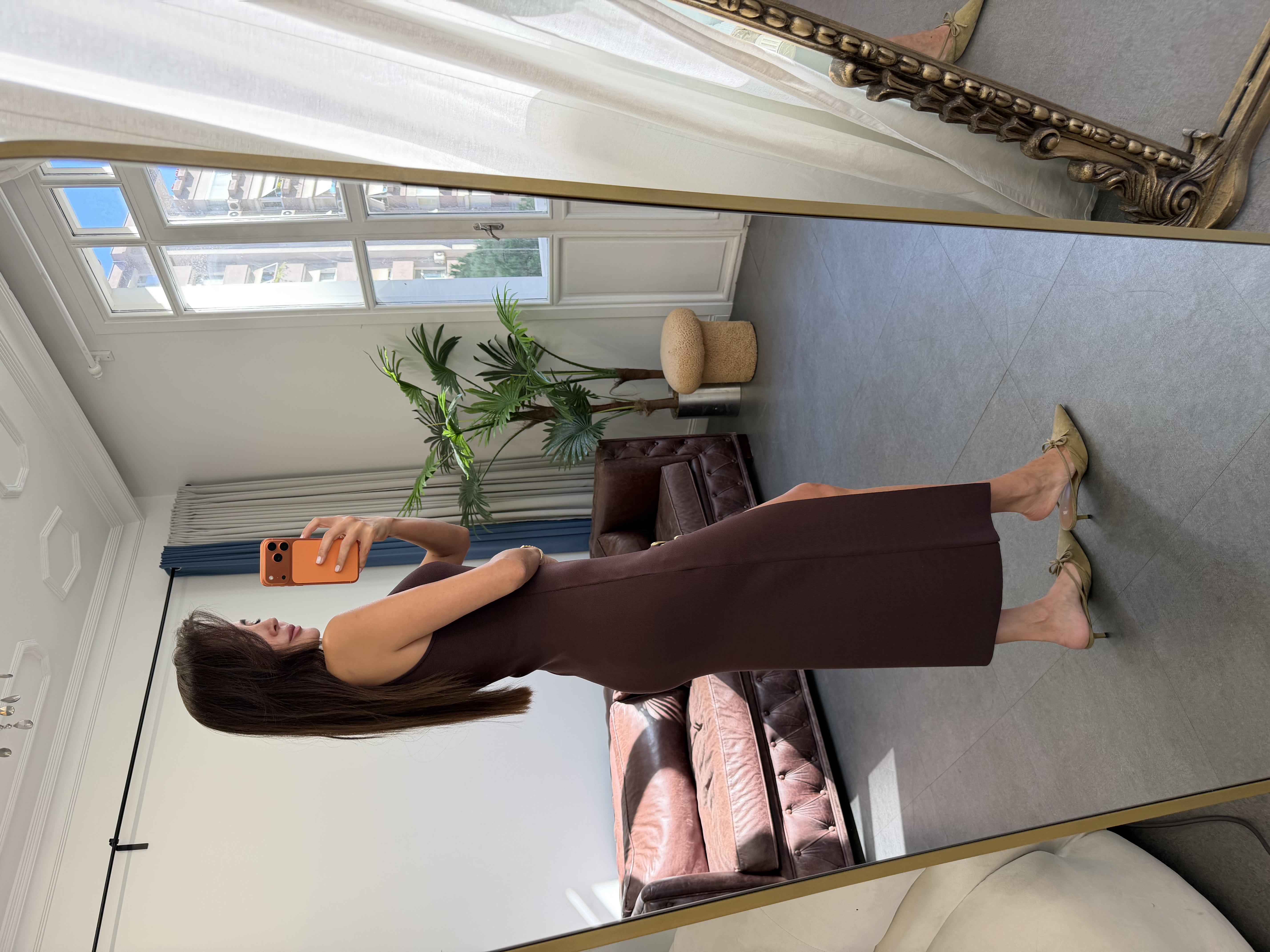Kahve Aksesuar Detaylı Yırtmaçlı Triko Elbise